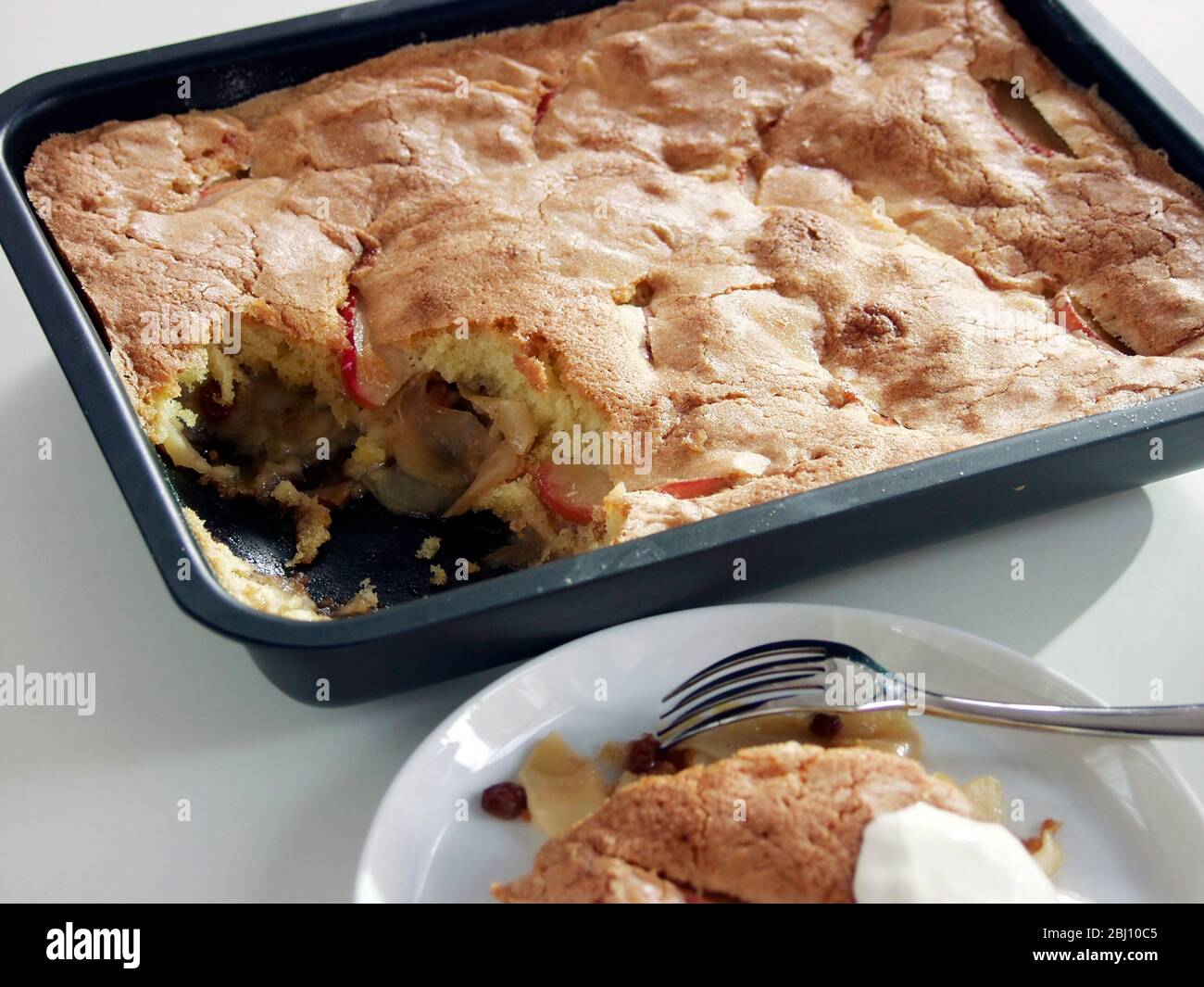 Tradizionale dessert inglese di mele al forno - Foto Stock
