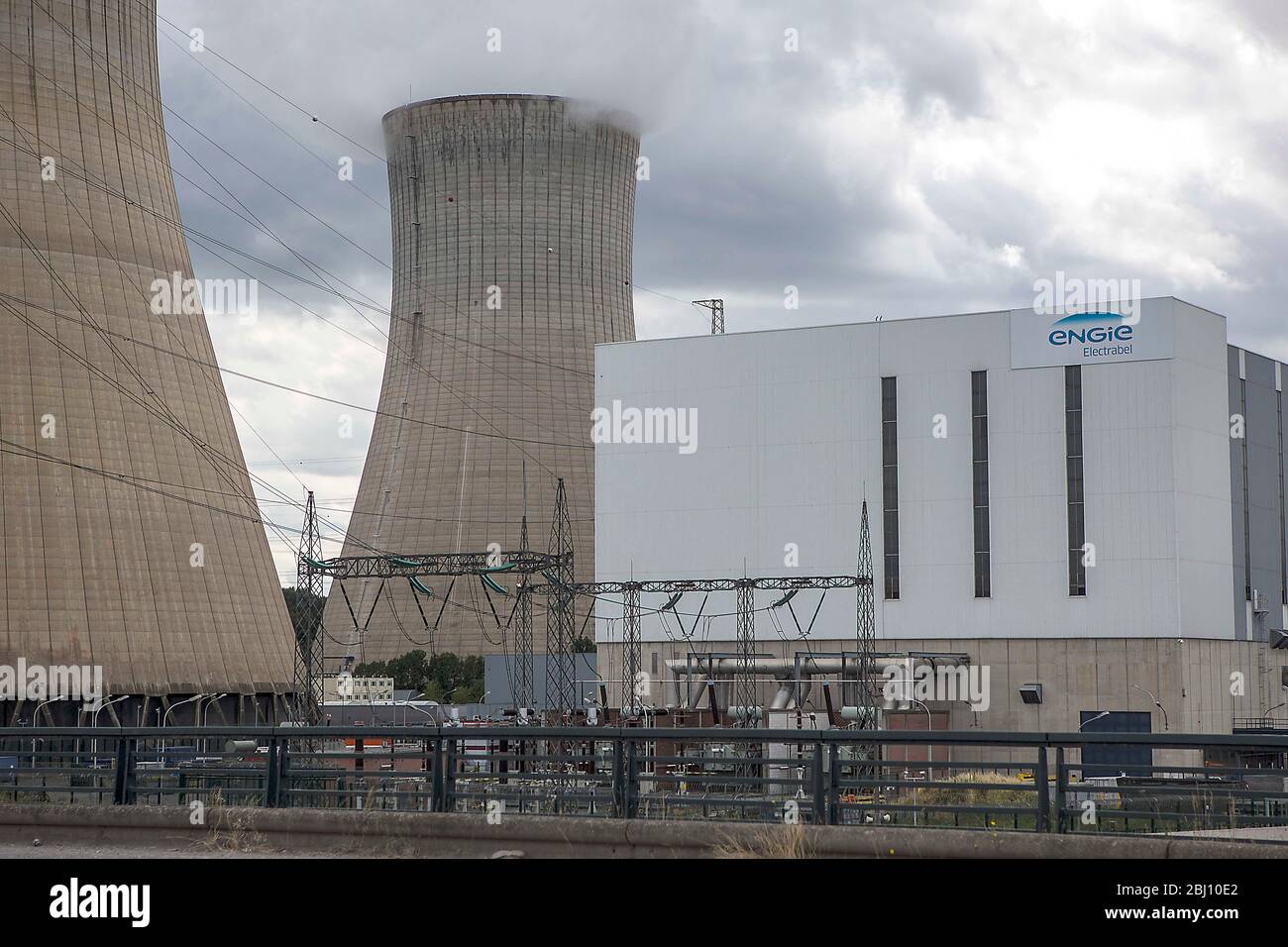 Das umstrittene Kernkraftwerk Tihange des Betreibers Electrabel M. V. nucleaire Produktie weist mehrere tausend Risse in der Außenhülle auf, die aber Foto Stock