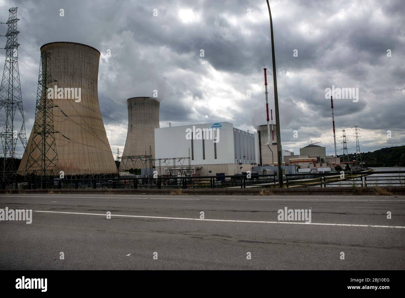 Das umstrittene Kernkraftwerk Tihange des Betreibers Electrabel M. V. nucleaire Produktie weist mehrere tausend Risse in der Außenhülle auf, die aber Foto Stock