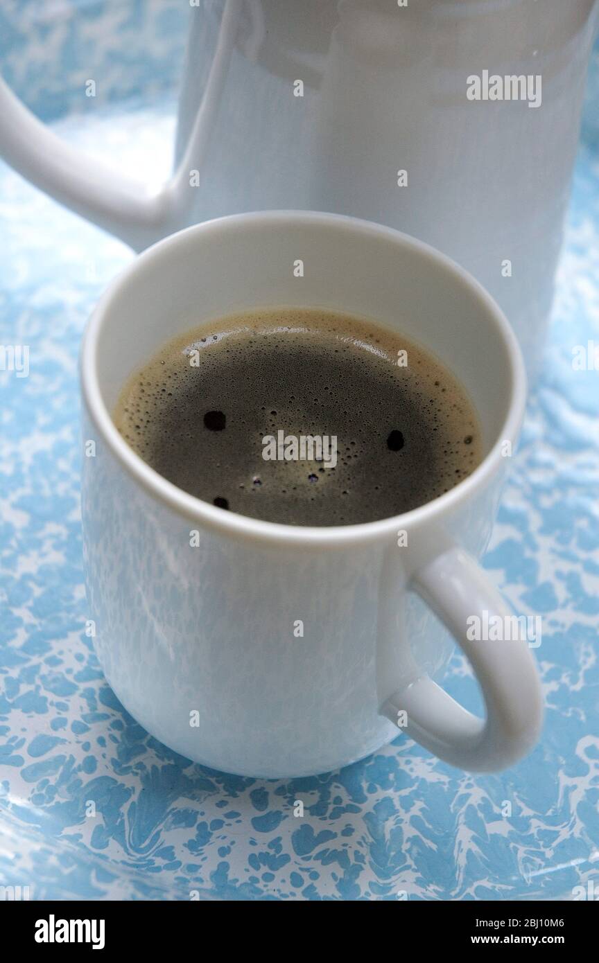Caffè vero fatto semplicemente in brocca con tea epurer - Foto Stock