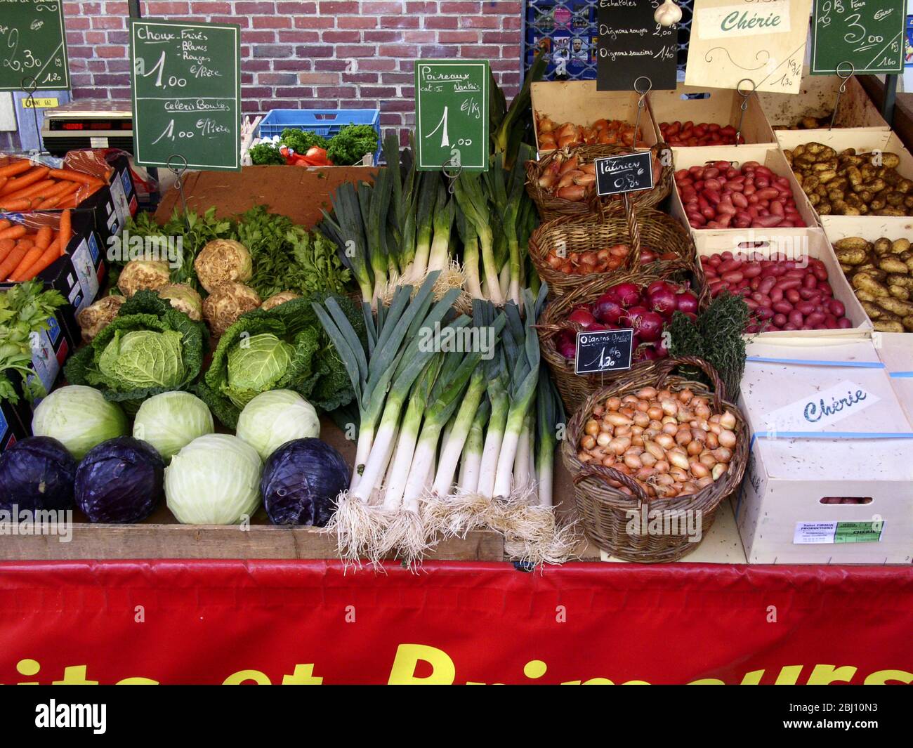 Bancarella francese del mercato che vende verdure. Francia settentrionale, Hesdin - Foto Stock