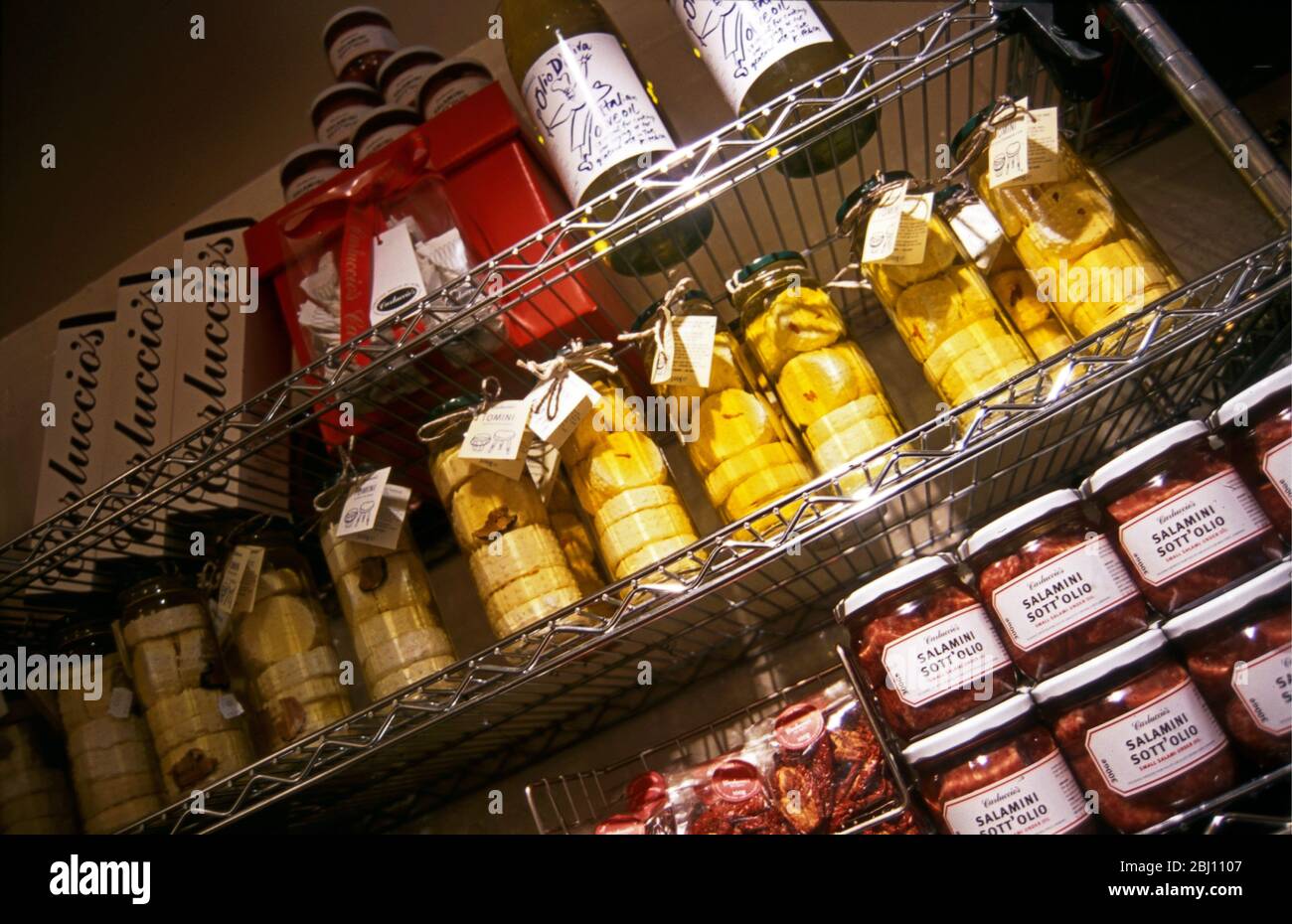 Dettagli sui prodotti sugli scaffali del negozio di gastronomia di Carluccio - Foto Stock