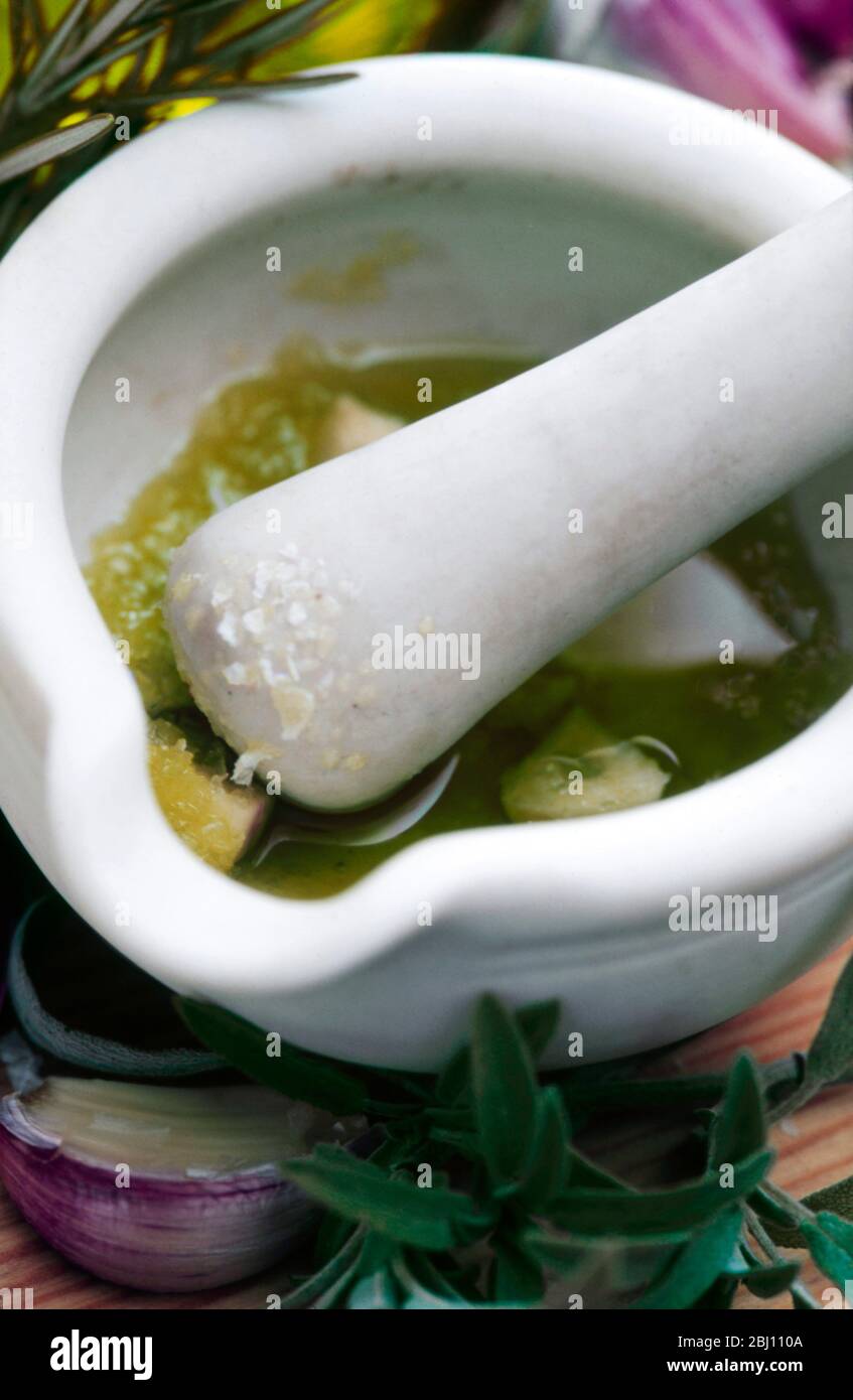 Fare condimento all'aglio in pestello con mortaio - Foto Stock