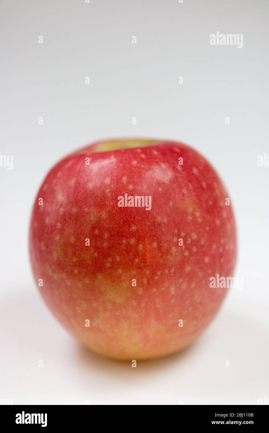 Una mela rossa brillante mangiare - Foto Stock