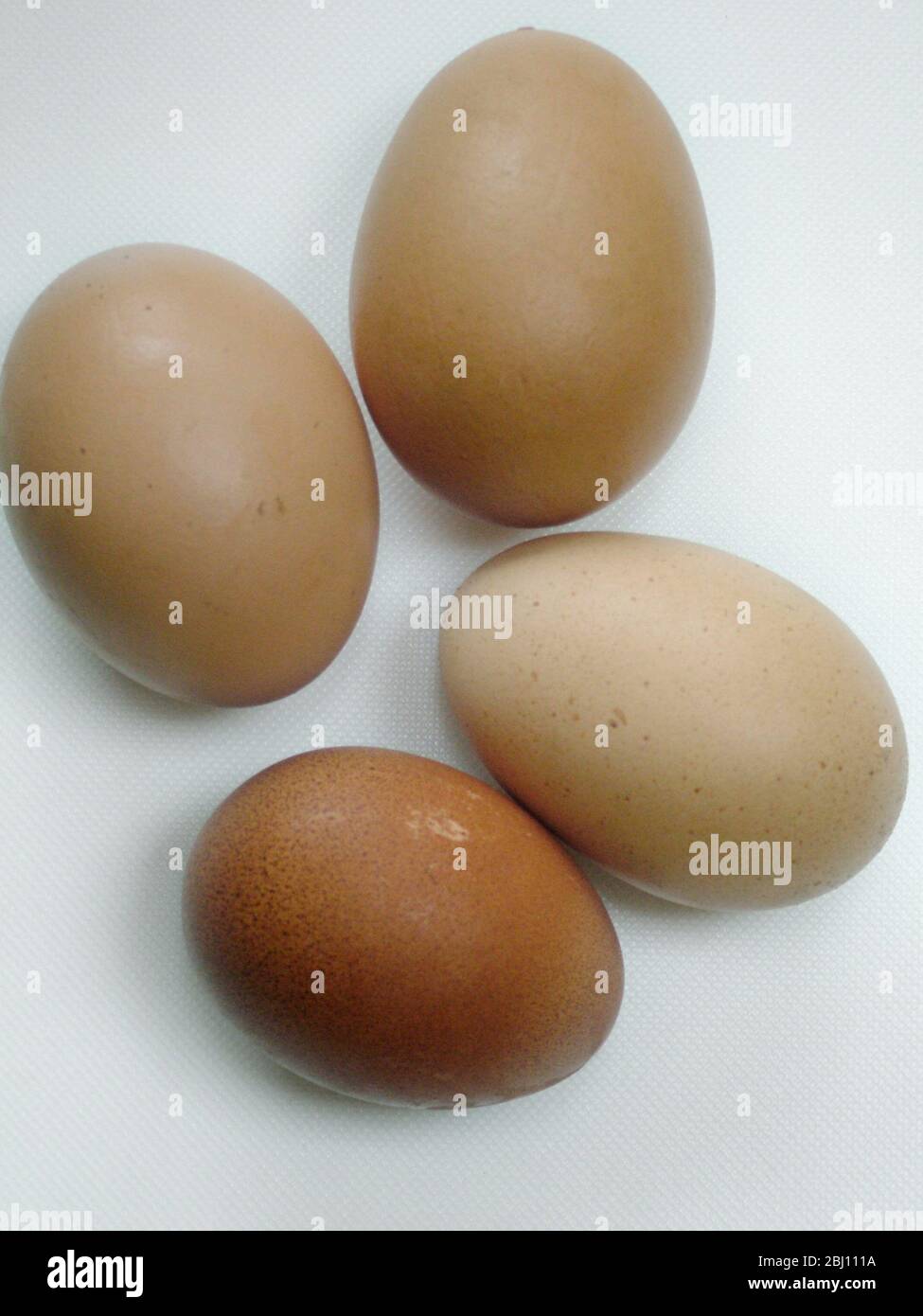 Quattro uova di fattoria marroni - Foto Stock