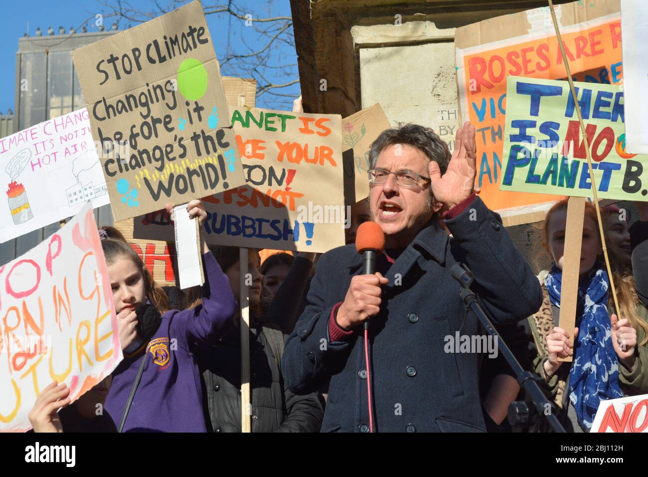 Gli studenti delle scuole chiedono un'azione radicale sul clima nello sciopero britannico a cui hanno partecipato più di 10,000 giovani provenienti da tutto il paese - George Mon Foto Stock