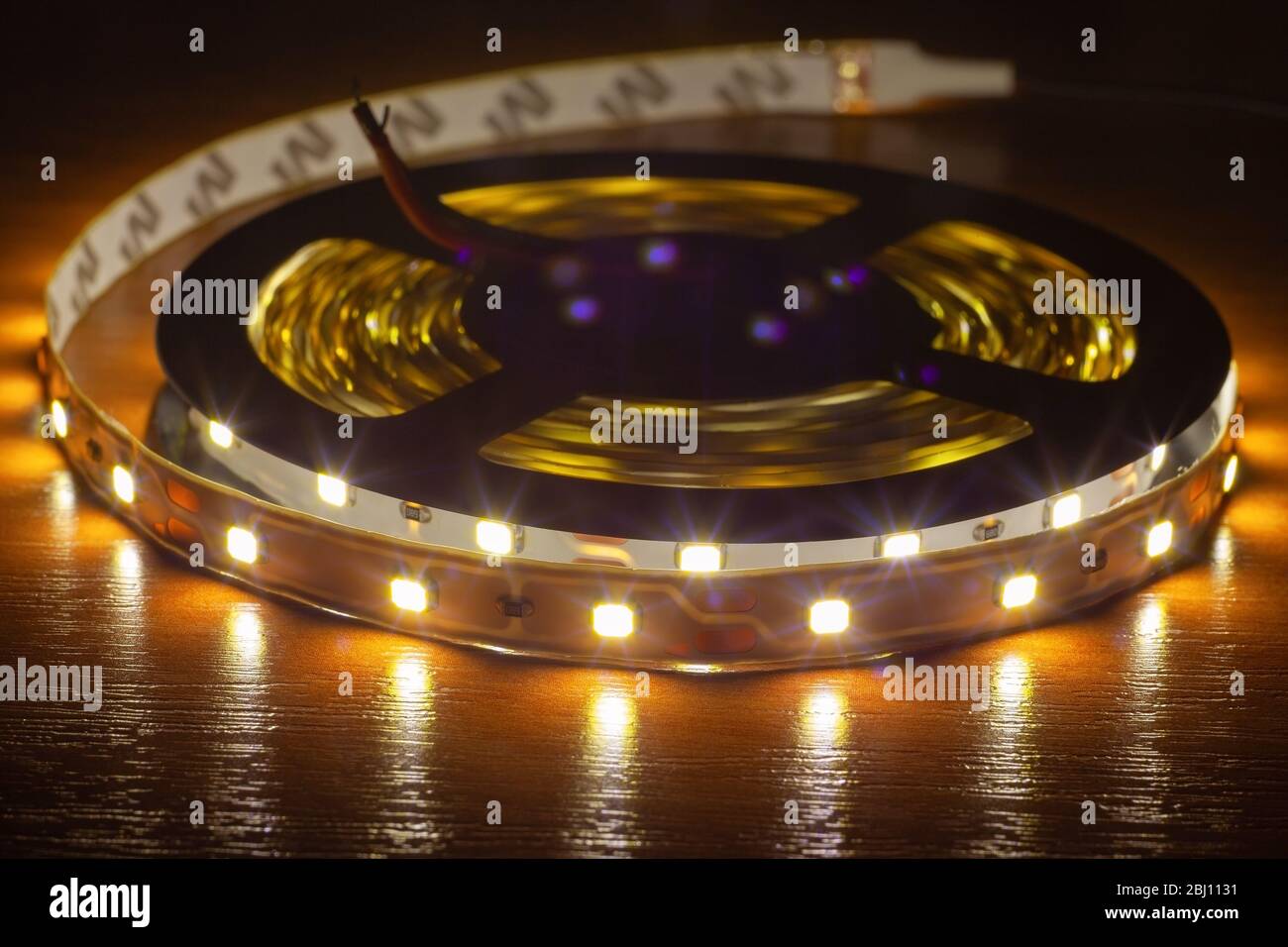 Striscia LED su un tavolo di legno, primo piano Foto Stock
