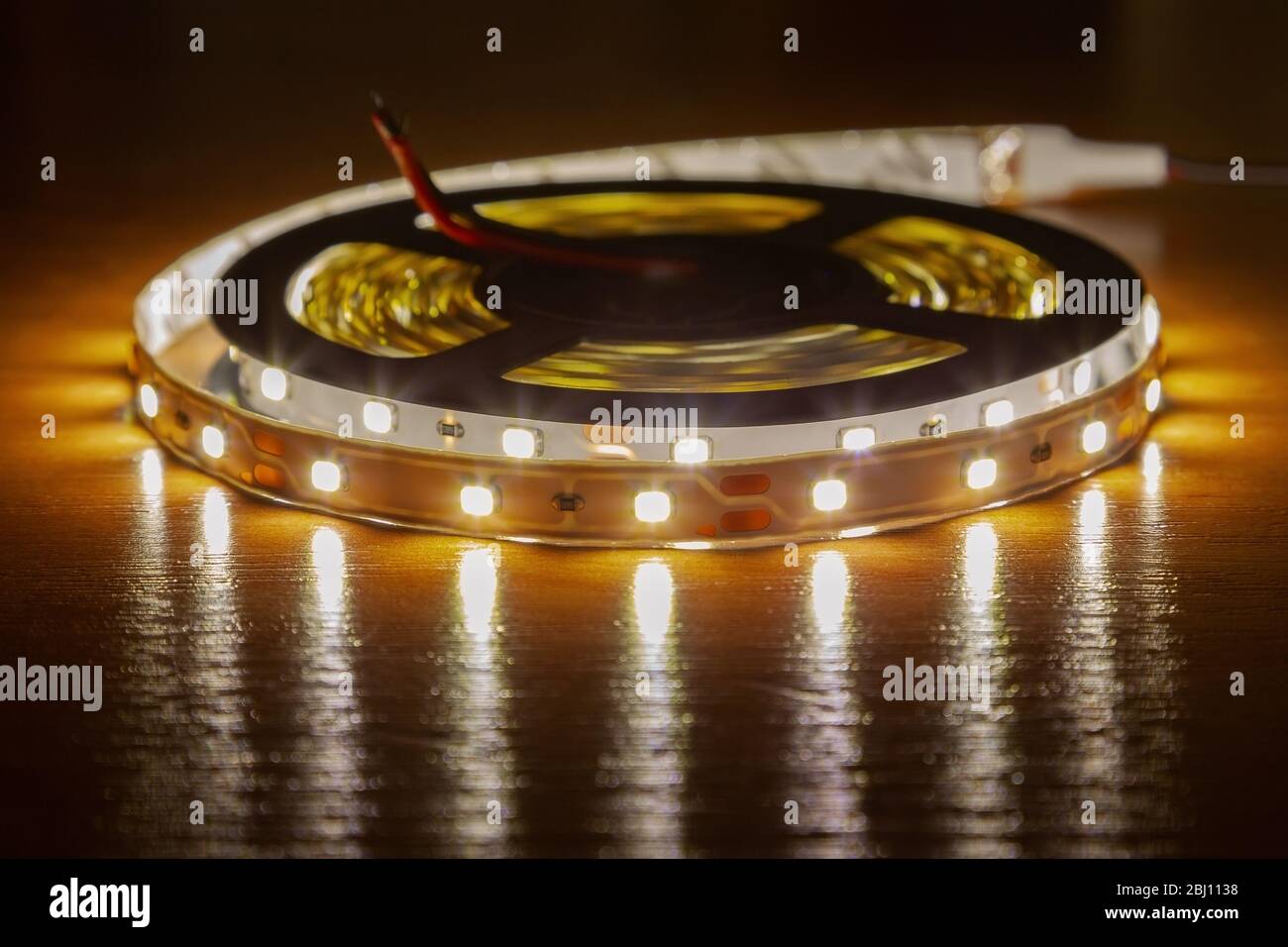 Striscia LED su un tavolo di legno, primo piano Foto Stock