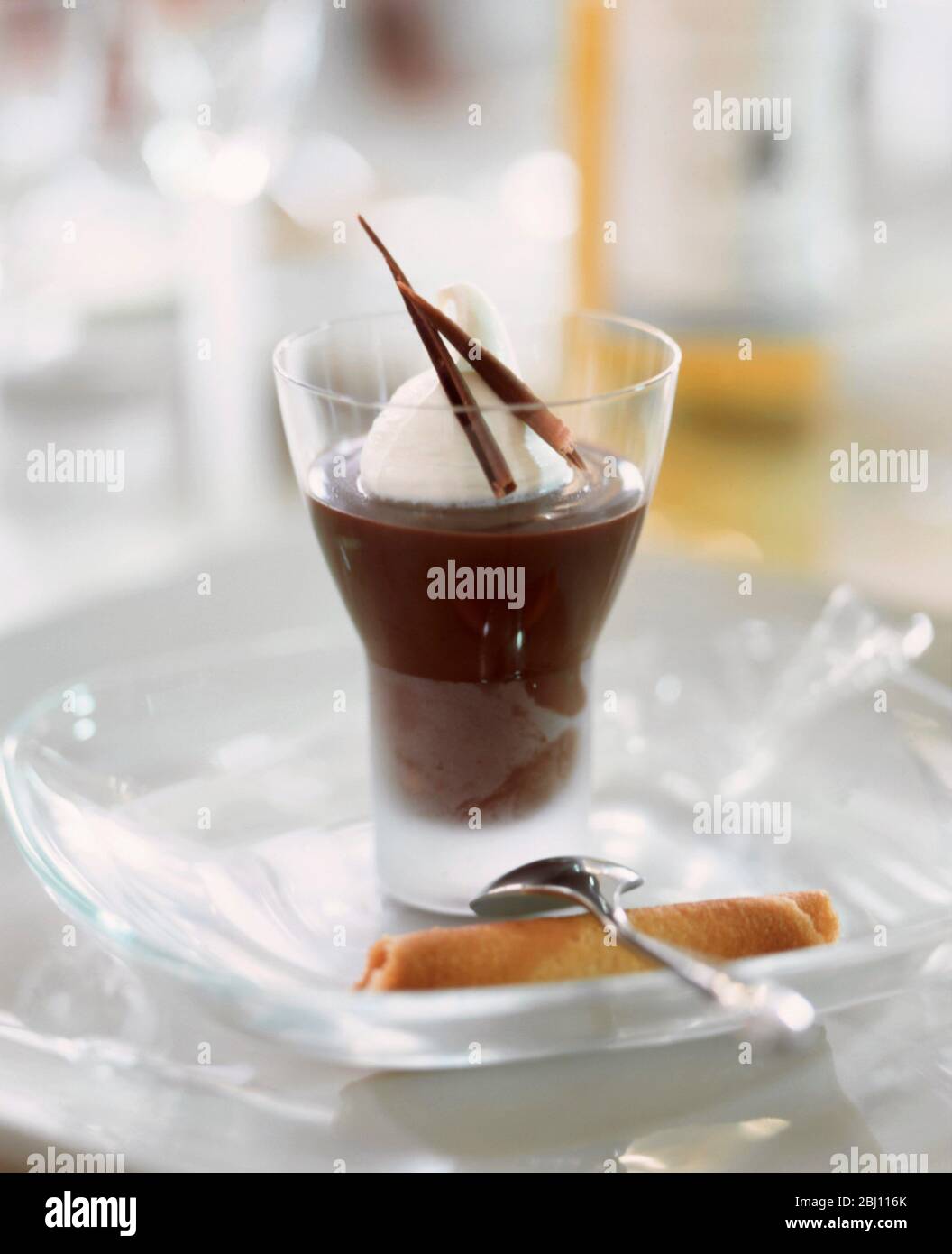 Ricco dessert al cioccolato in vetro con creme fraiche e ricci al cioccolato in festa cena ambiente - Foto Stock