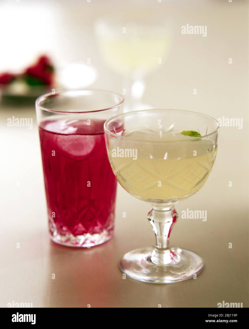 Cocktail di Natale in vari bicchieri antichi - Foto Stock