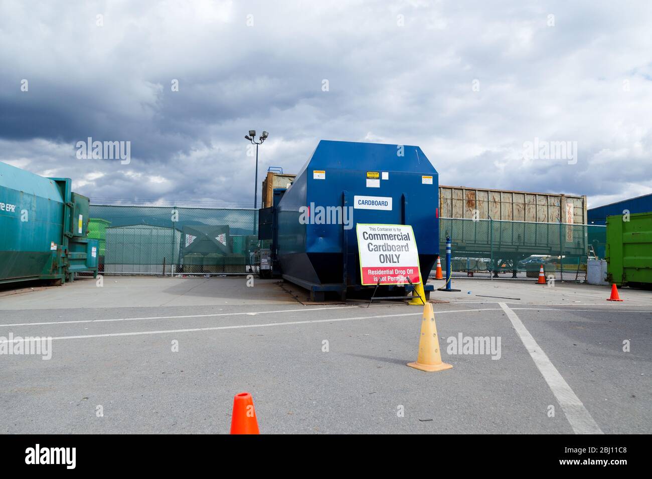 NORTH VANCOUVER, BC, CANADA - 12 MARZO 2020: La stazione di trasferimento a North Vancouver che prende i rifiuti e riciclaggio. Foto Stock