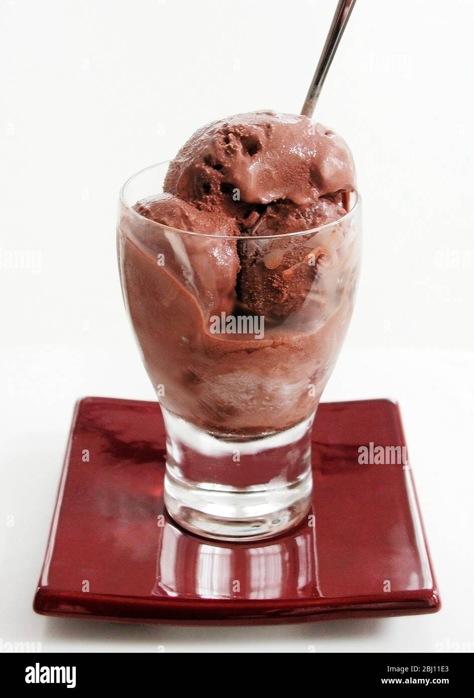 Gelato al cioccolato in vetro con cucchiaio - Foto Stock