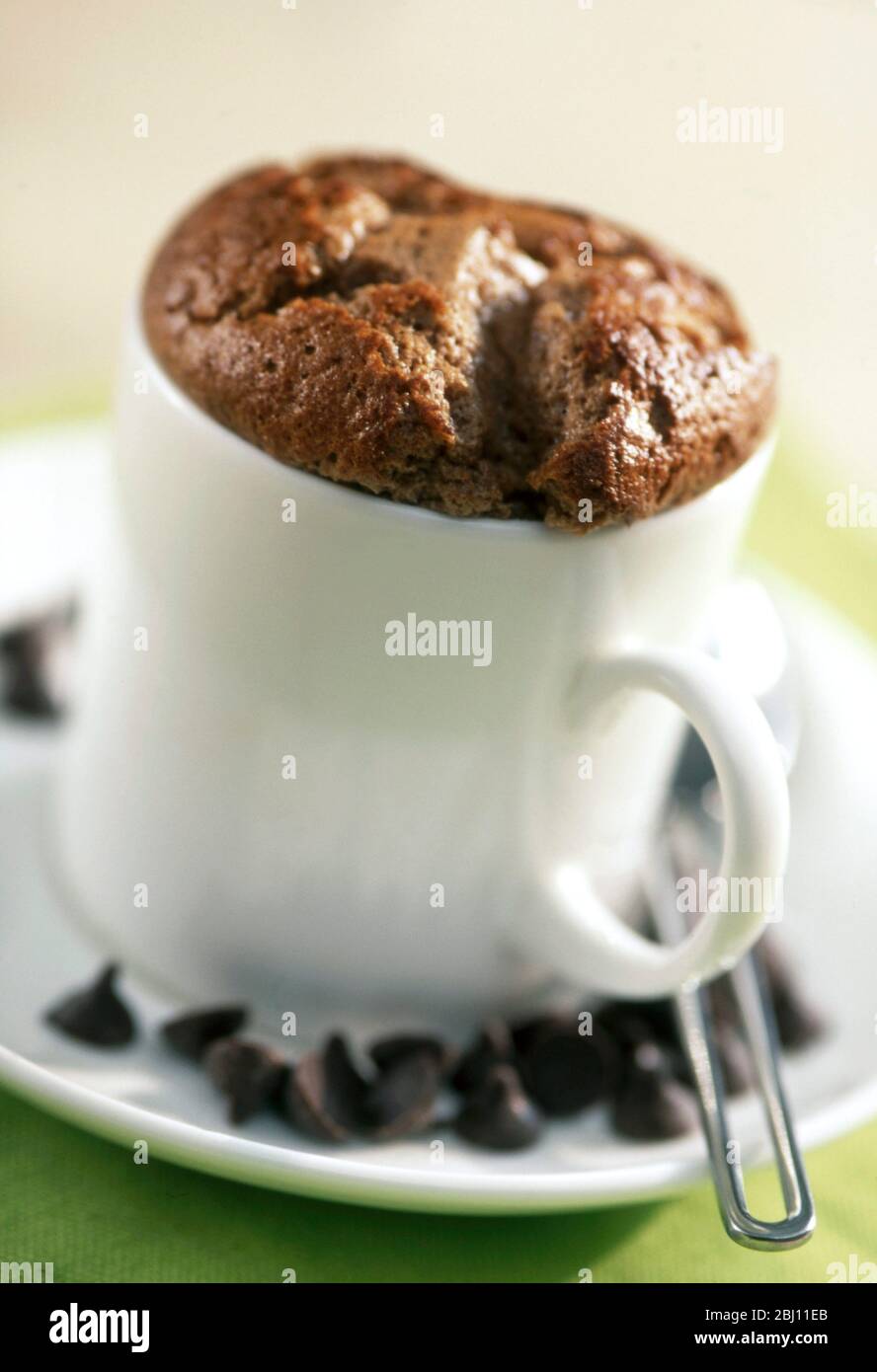 Caffè caldo, souffle cotto in una tazza di caffè espresso con cioccolatini di chicchi di caffè - Foto Stock