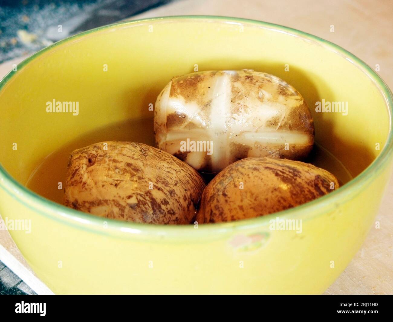 Mozzarella di bufala fumé italiana in ciotola gialla - Foto Stock