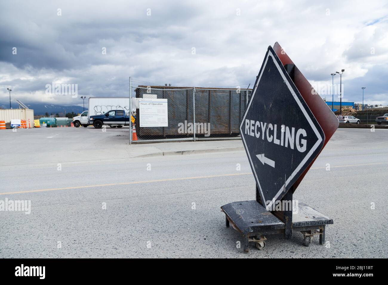 NORTH VANCOUVER, BC, CANADA - 12 MARZO 2020: La stazione di trasferimento a North Vancouver che prende i rifiuti e riciclaggio. Foto Stock