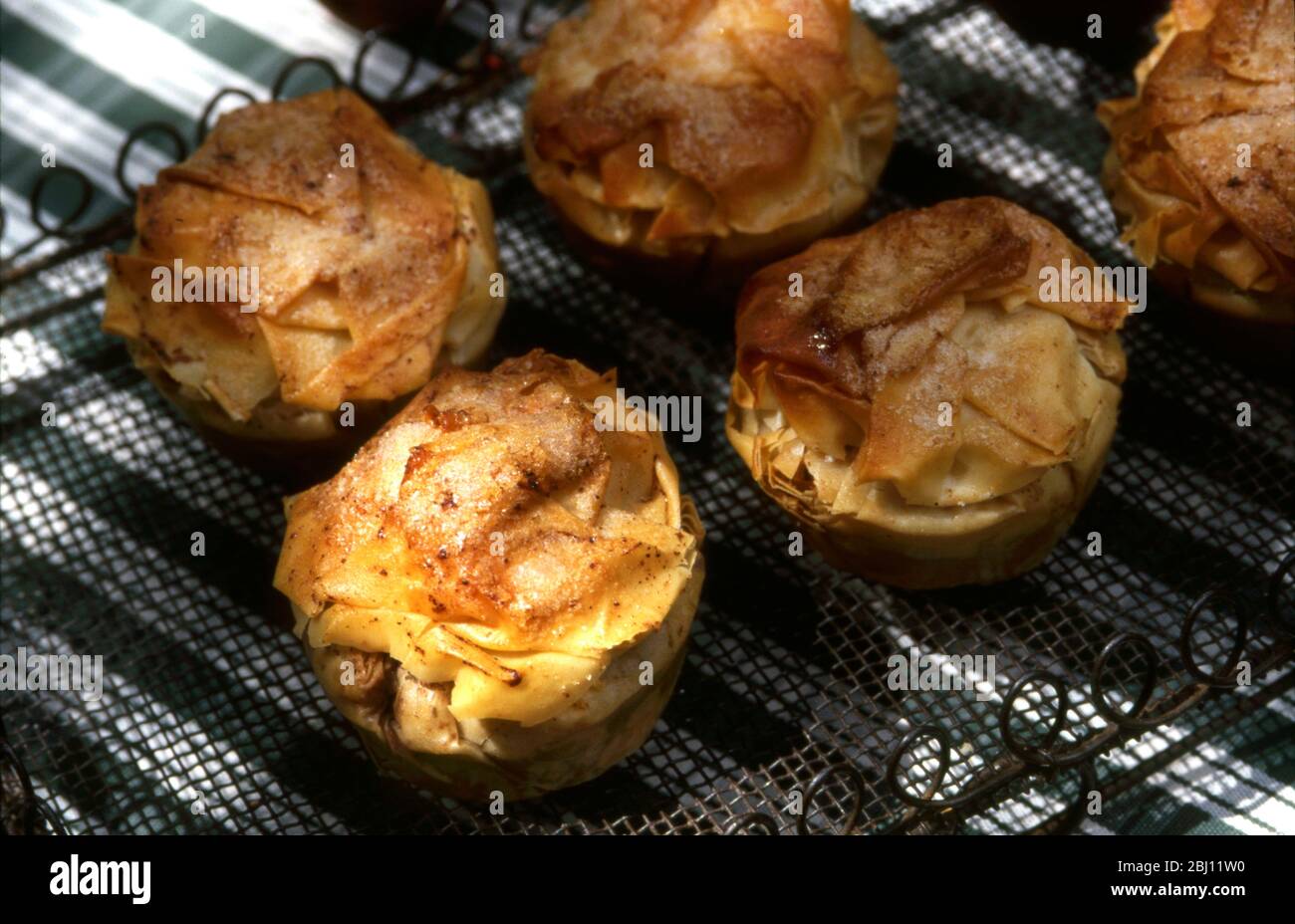 Piccole crostate di mele e di filo su vassoio di raffreddamento - Foto Stock