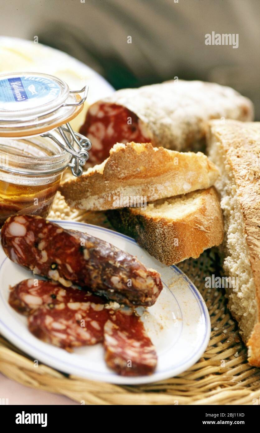 Piatto di salame italiano e pane integrale - Foto Stock