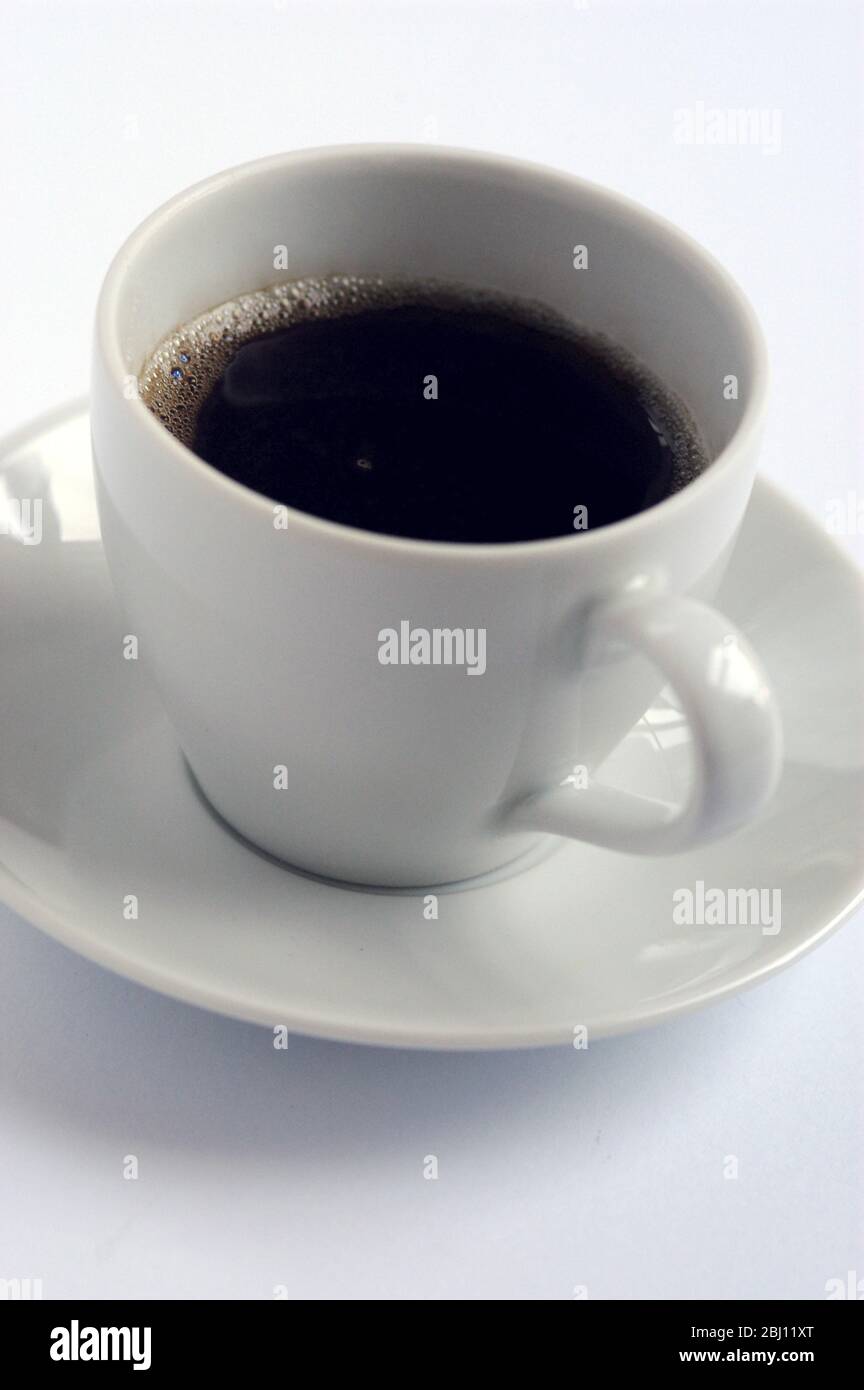 Piccola tazza dopo cena di caffè nero - Foto Stock