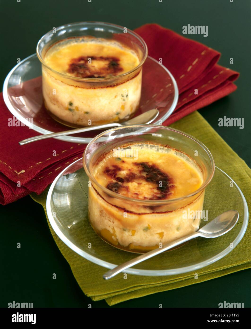 Creme brulee con frutta - Foto Stock