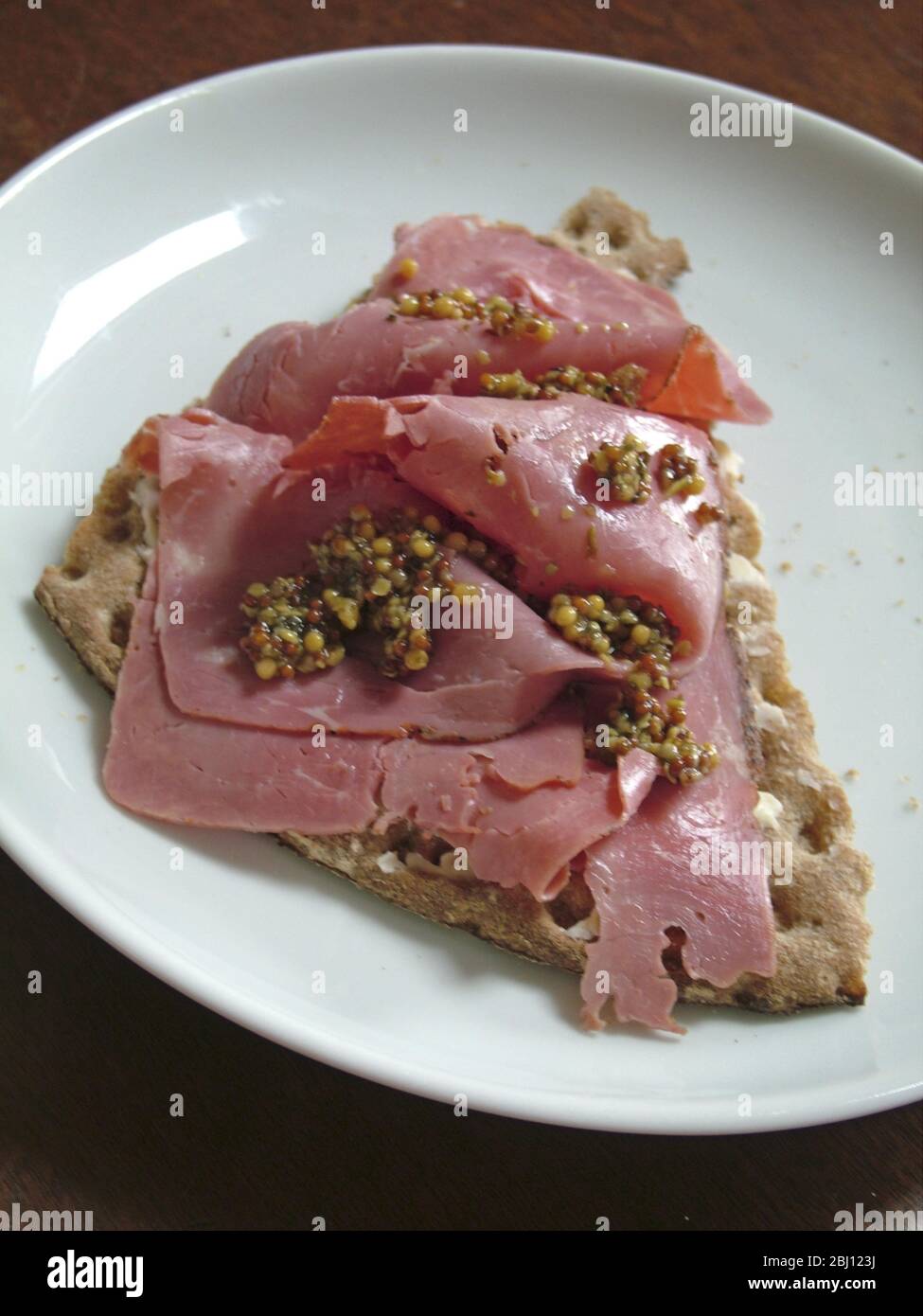 Panino aperto su crospbread di segale svedese con senape intera di grano - Foto Stock