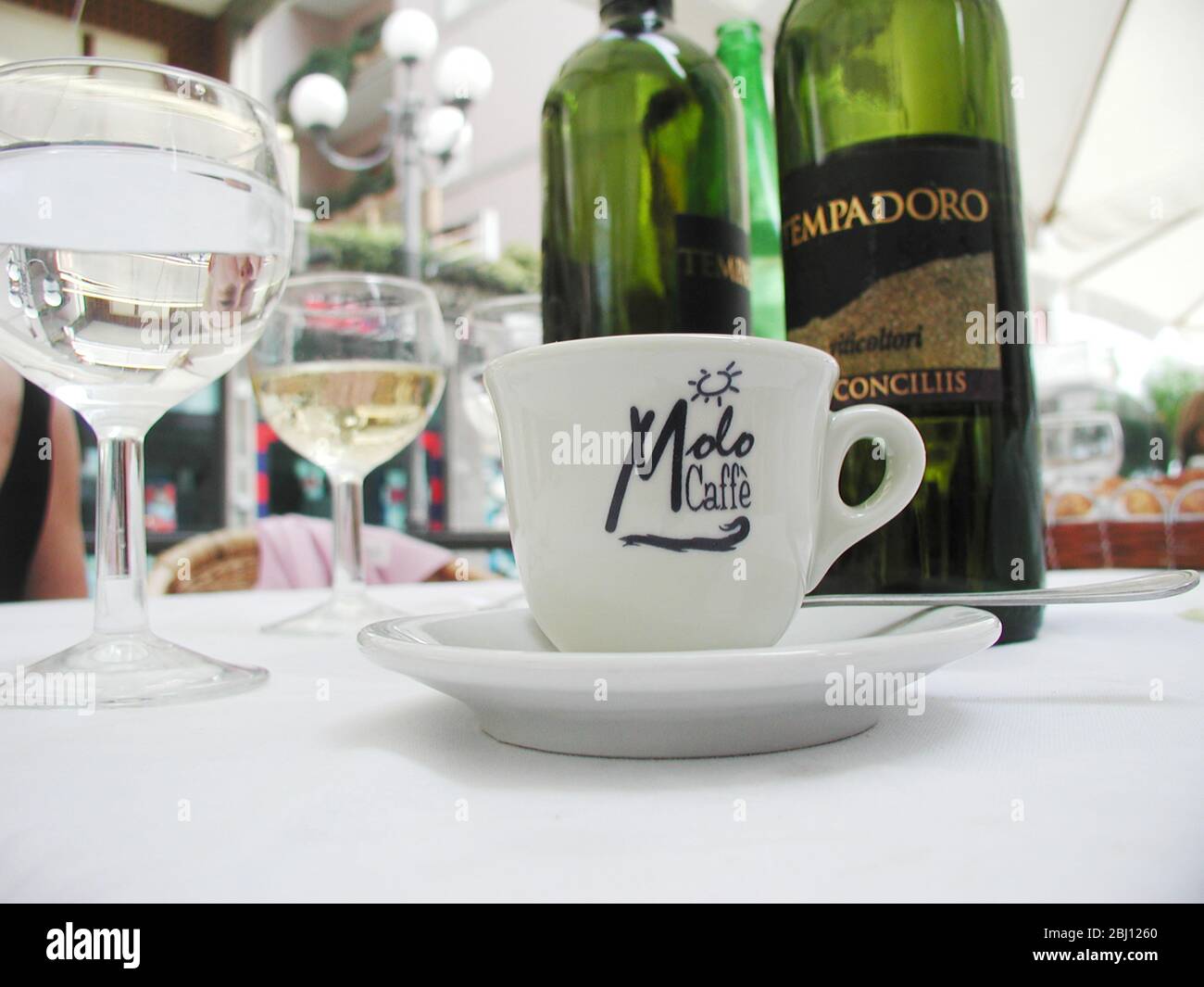 Tazza di caffè espresso al tavolo del bar italiano di strada ad Amalfi. - Foto Stock