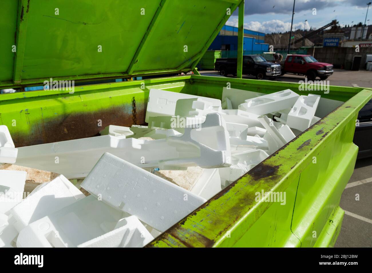 La stazione di trasferimento a North Vancouver che prende i rifiuti e riciclare. Foto Stock