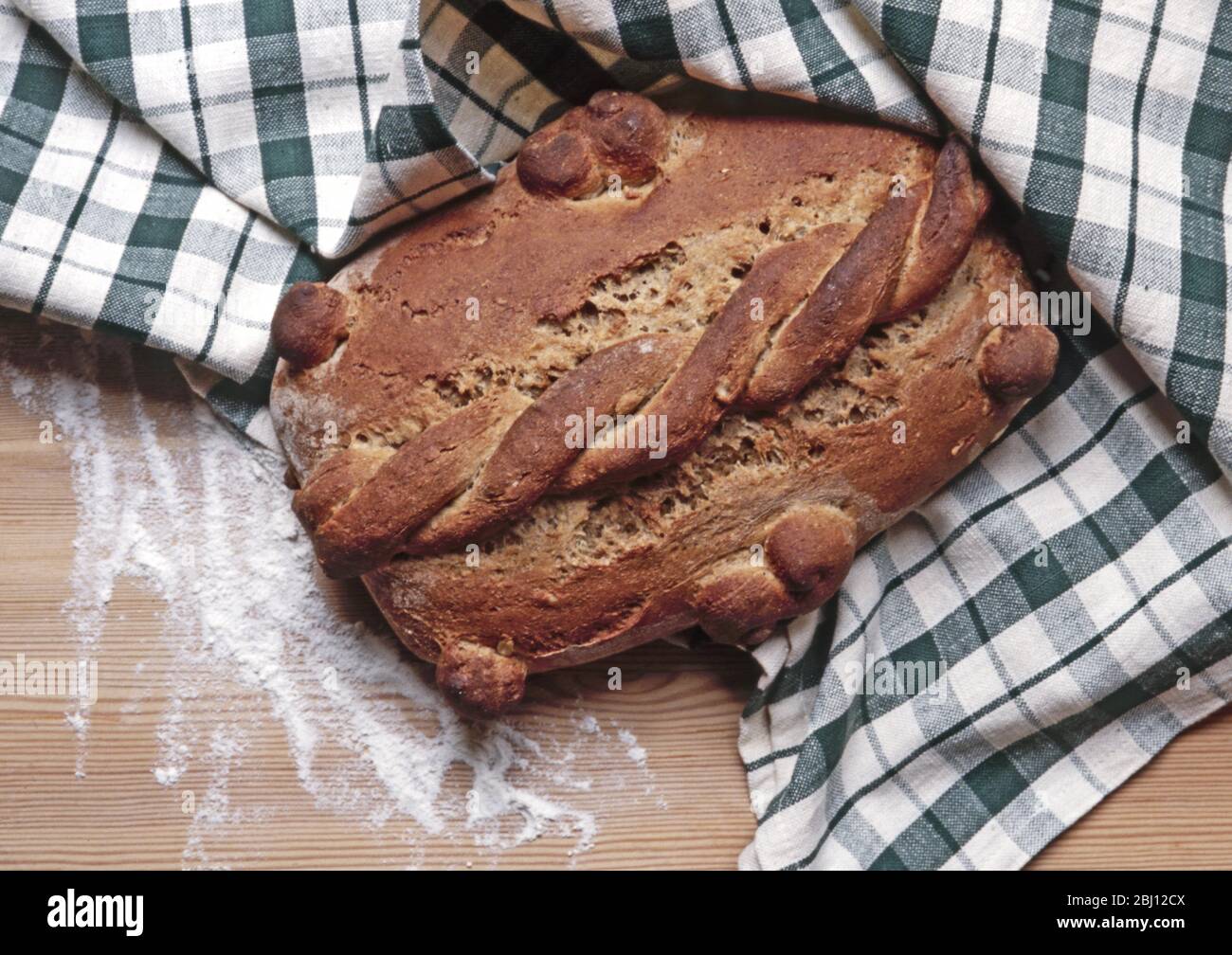 Pane di segale cotto in casa con decorazione ritorto - Foto Stock