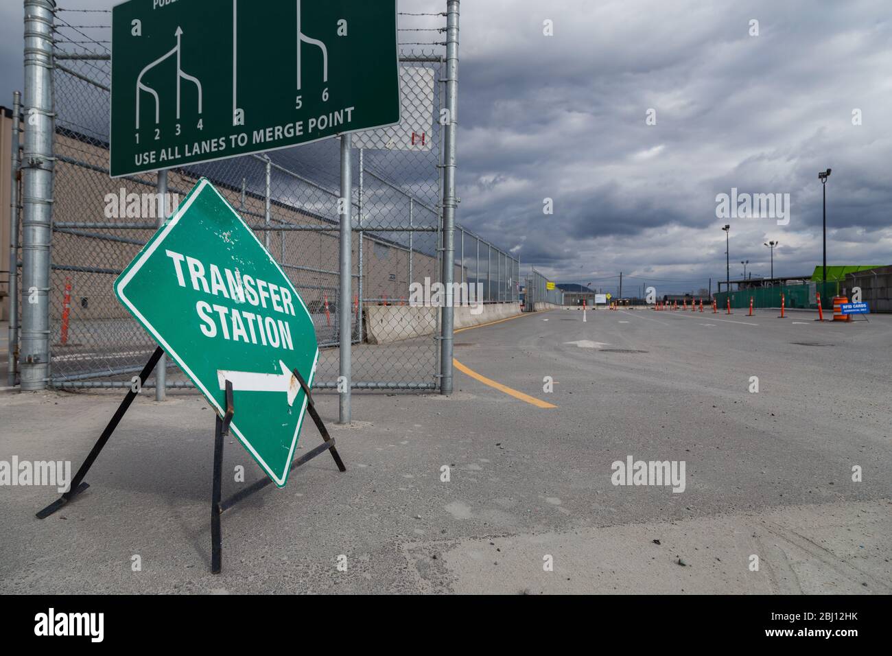 La stazione di trasferimento a North Vancouver che prende i rifiuti e riciclare. Foto Stock