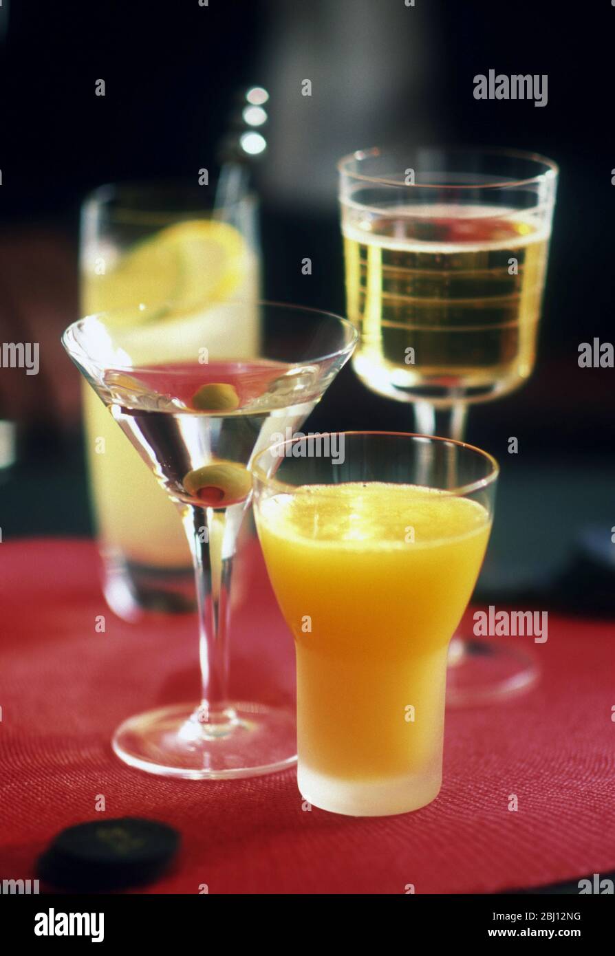 Quattro bicchieri di cocktail diversi in un casinò - Foto Stock