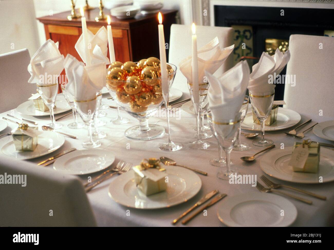 Tavolo di Natale decorato in oro e bianco - Foto Stock