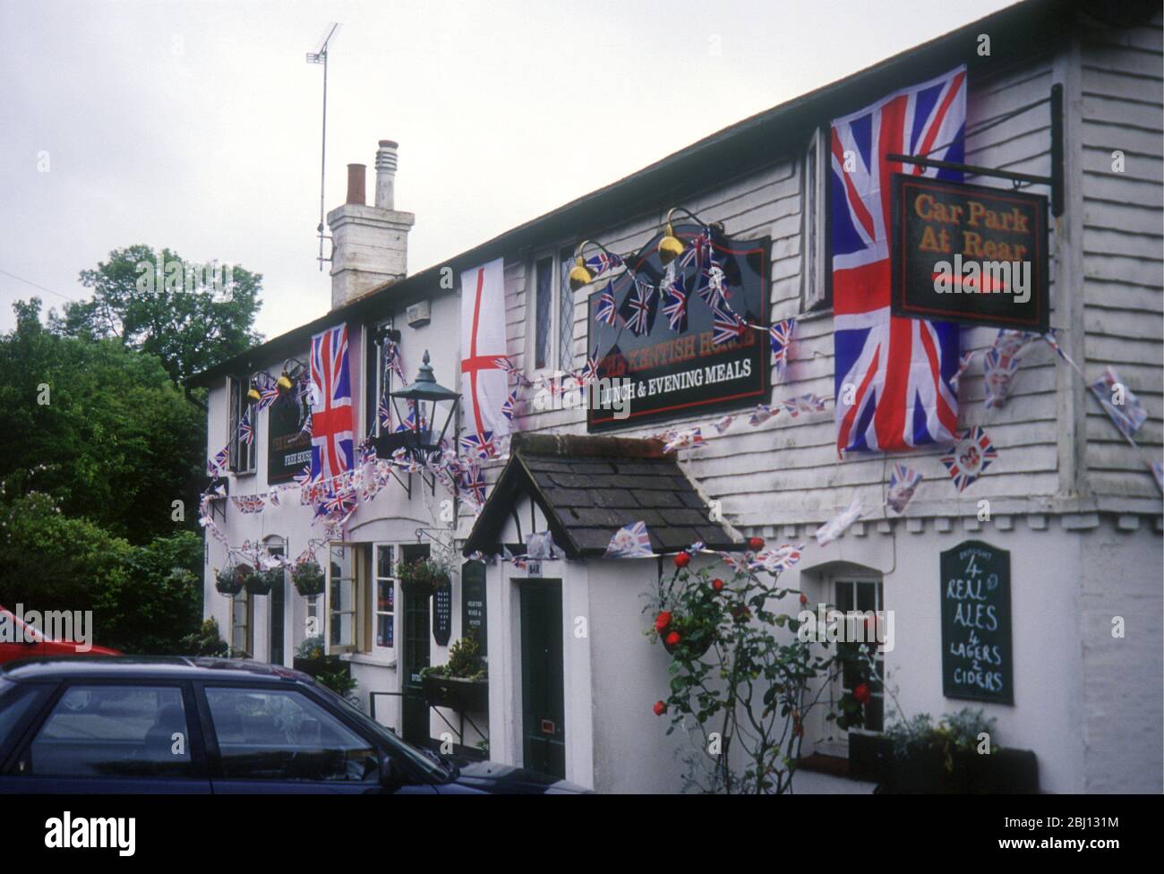 Pub che celebra il Queens Golden Jubilee con bandiere ecc - Foto Stock