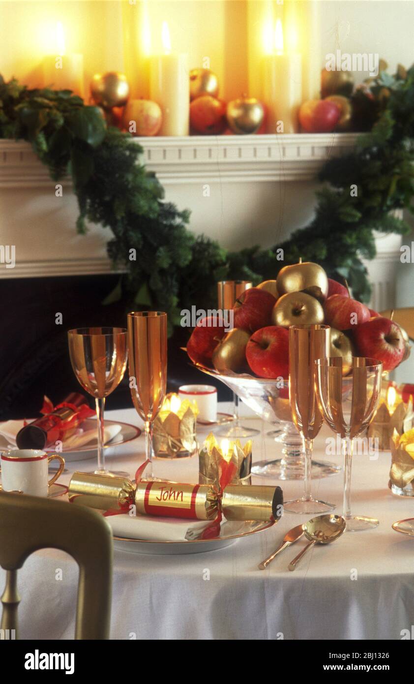 Tavolo di Natale decorato in oro, bianco e arancione - - Foto Stock