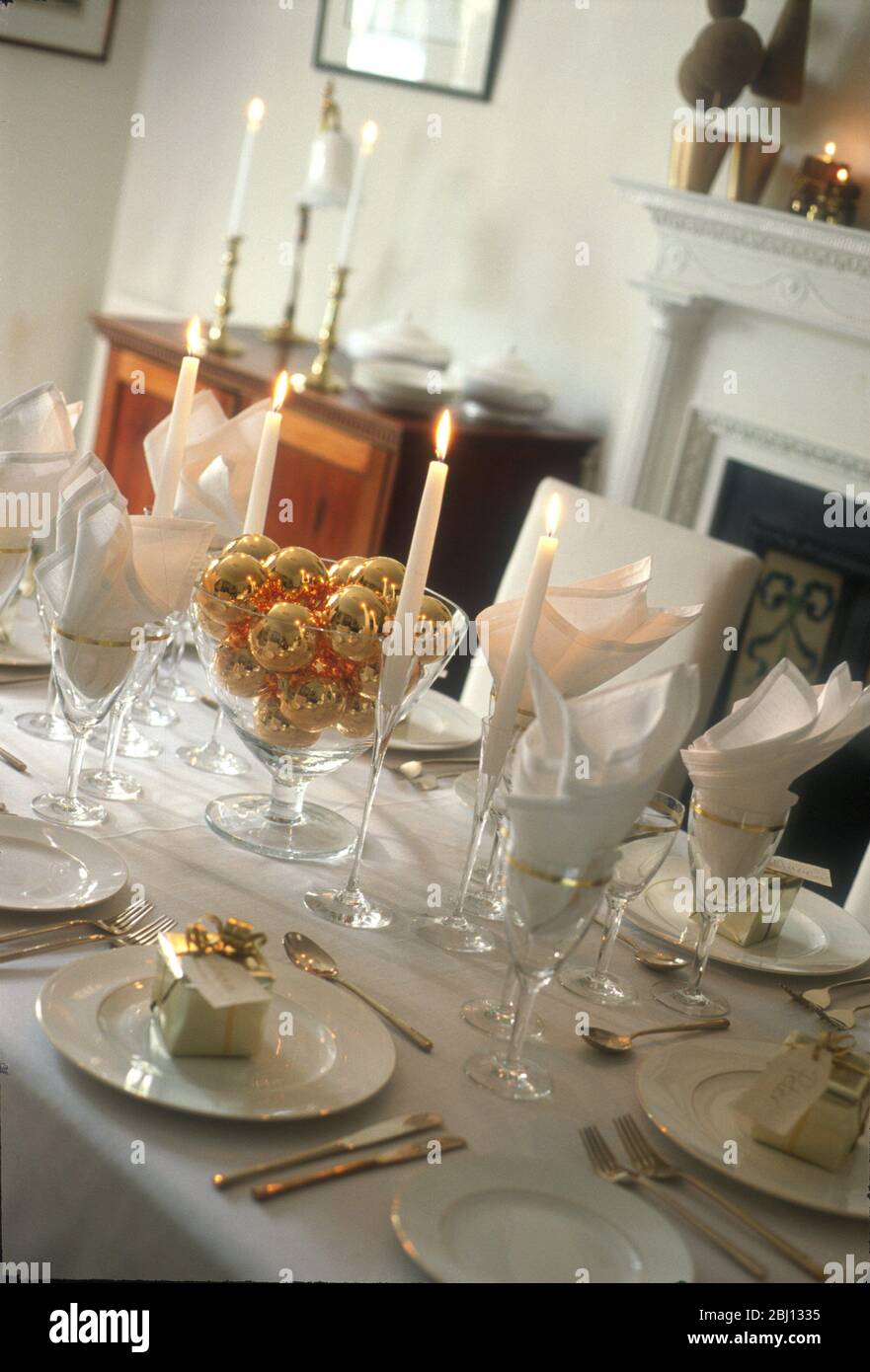 Tavolo di Natale decorato in oro e bianco - Foto Stock