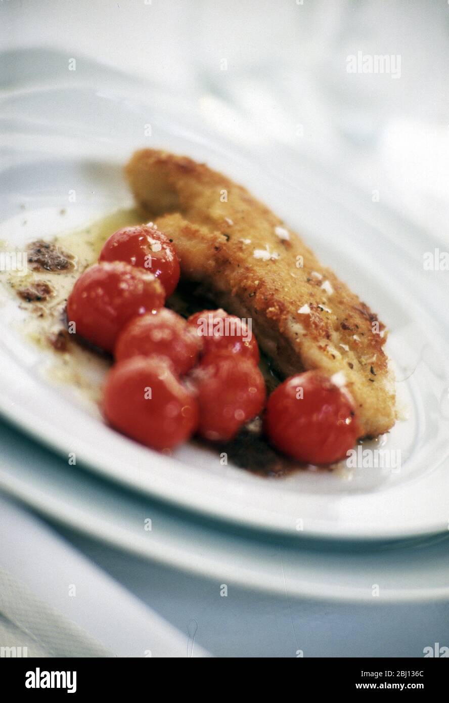 Pollo fritto e pomodori - Foto Stock
