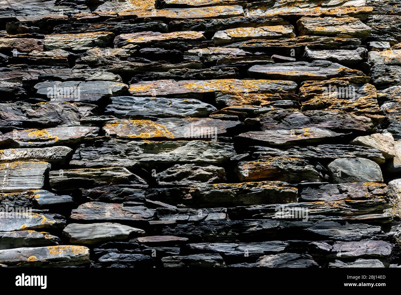 Muro costruito con pietre di scisto, muratura antica. Villaggio Dartlo Tusheti regione, Georgia. Foto Stock