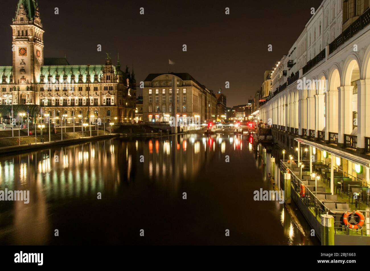 Il piccolo Alster, gli Arcades Alster e il Municipio di Amburgo di notte Foto Stock