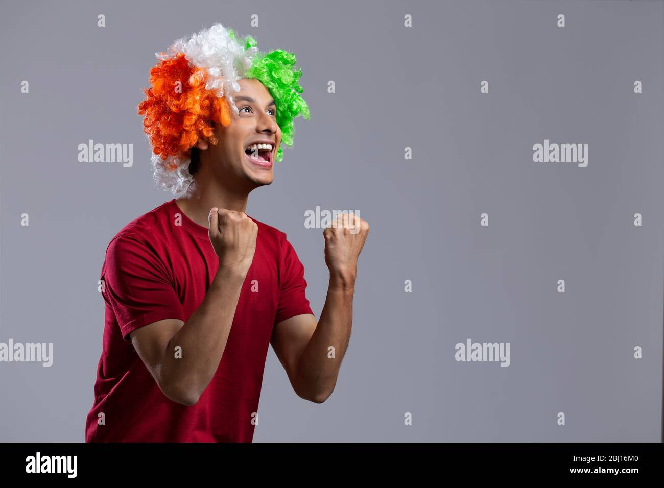 giovane uomo con parrucca tricolore e allegri, giorno dell'indipendenza  Foto stock - Alamy