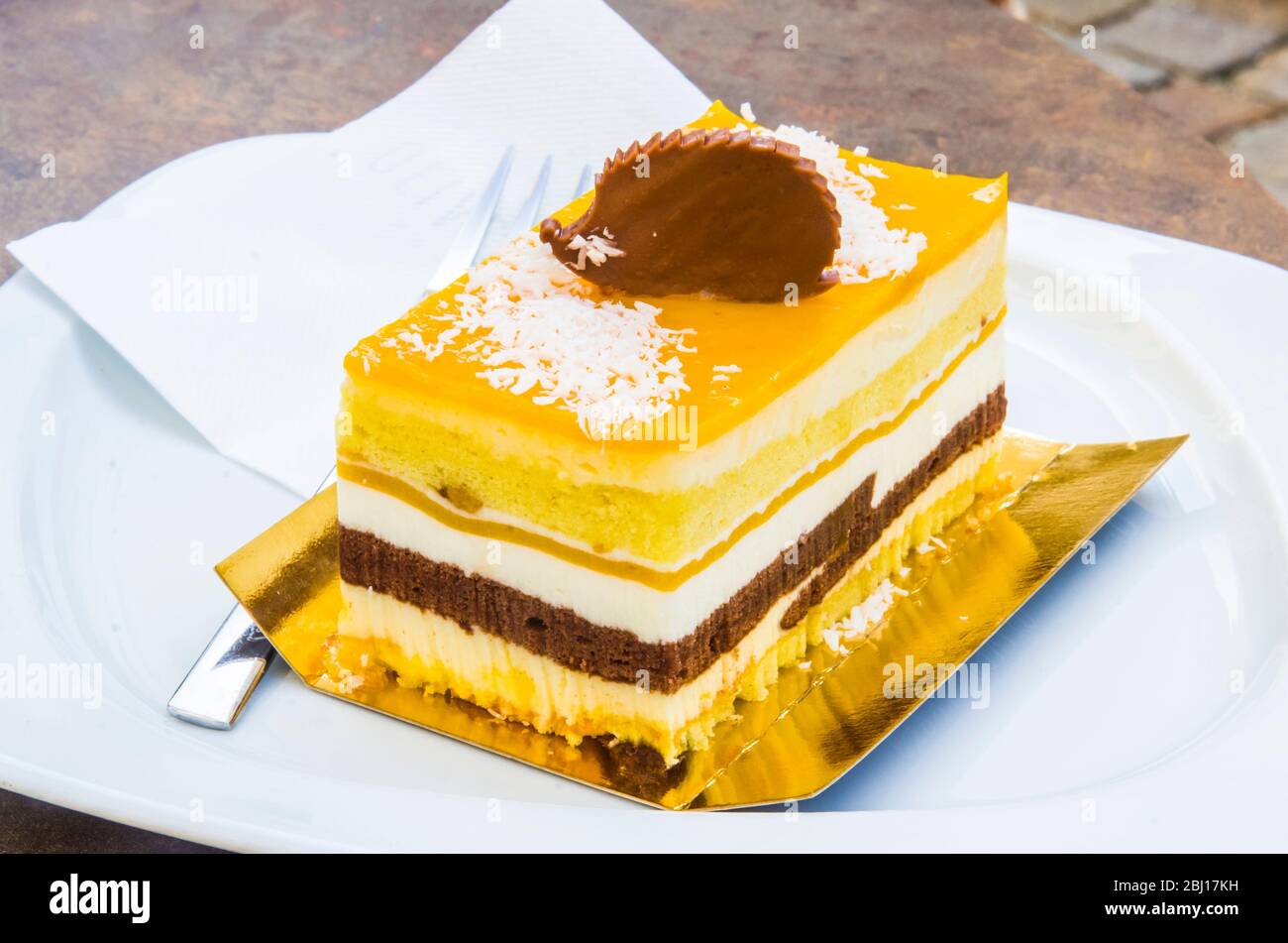 parfait al cioccolato, pan di spagna, crema e mango con decorazione di cioccolato al latte Foto Stock
