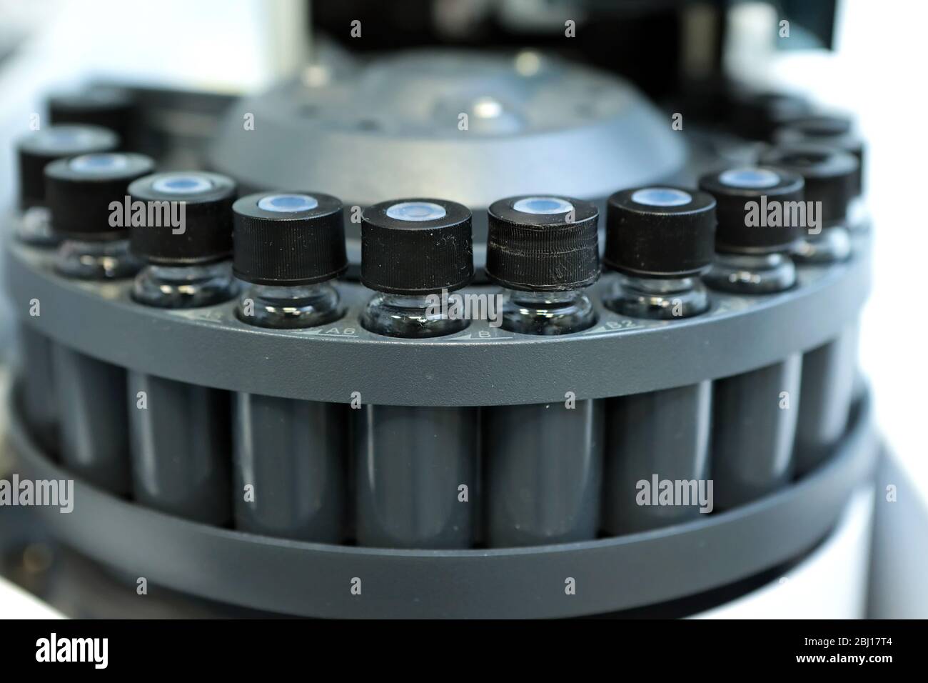 Controllo qualità laboratorio medicina. Funzionamento del cromatografo. I flaconi controllano la qualità della sospensione. Foto Stock