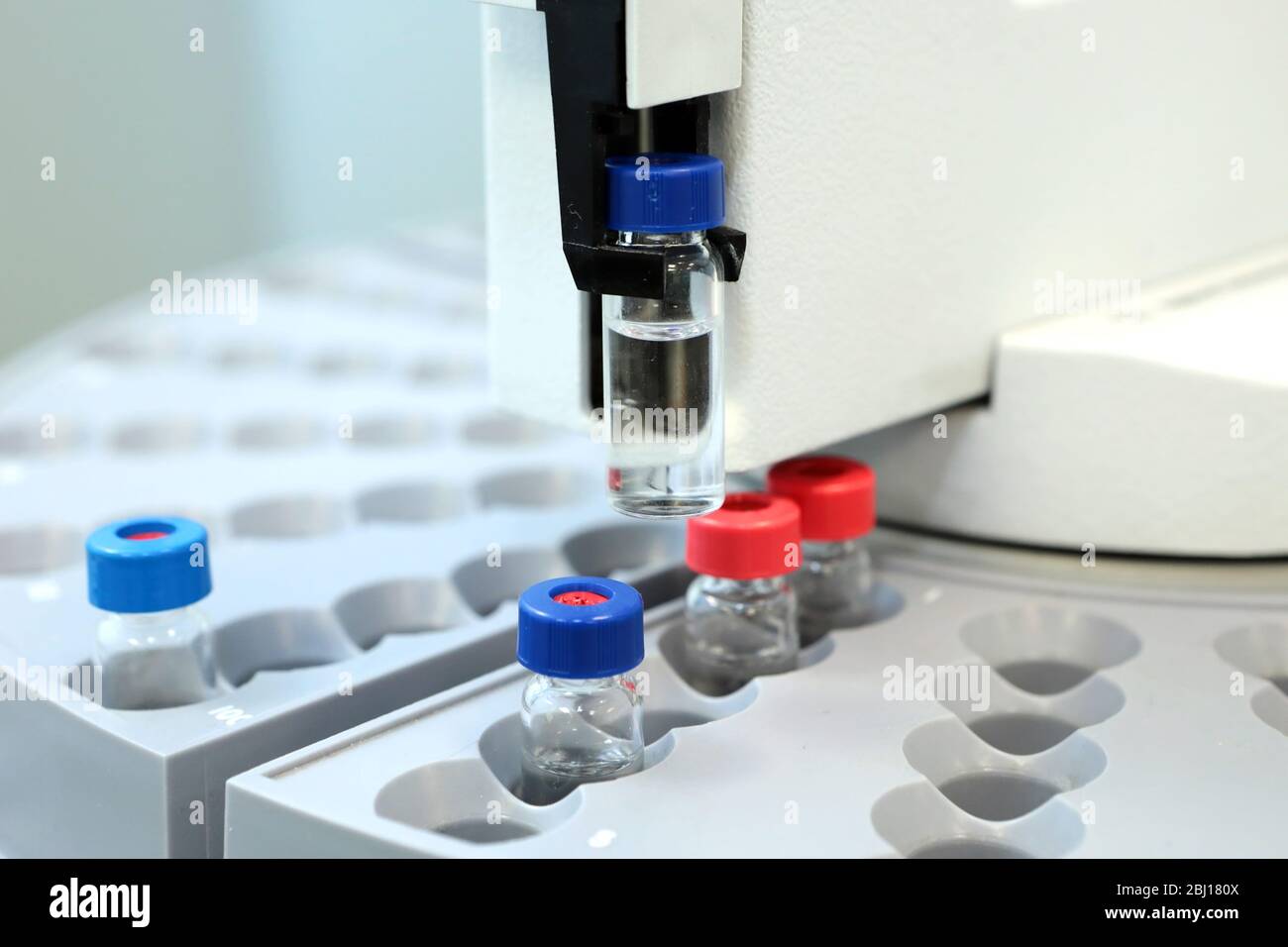 Controllo qualità laboratorio medicina. Funzionamento del cromatografo. I flaconi controllano la qualità della sospensione. Foto Stock