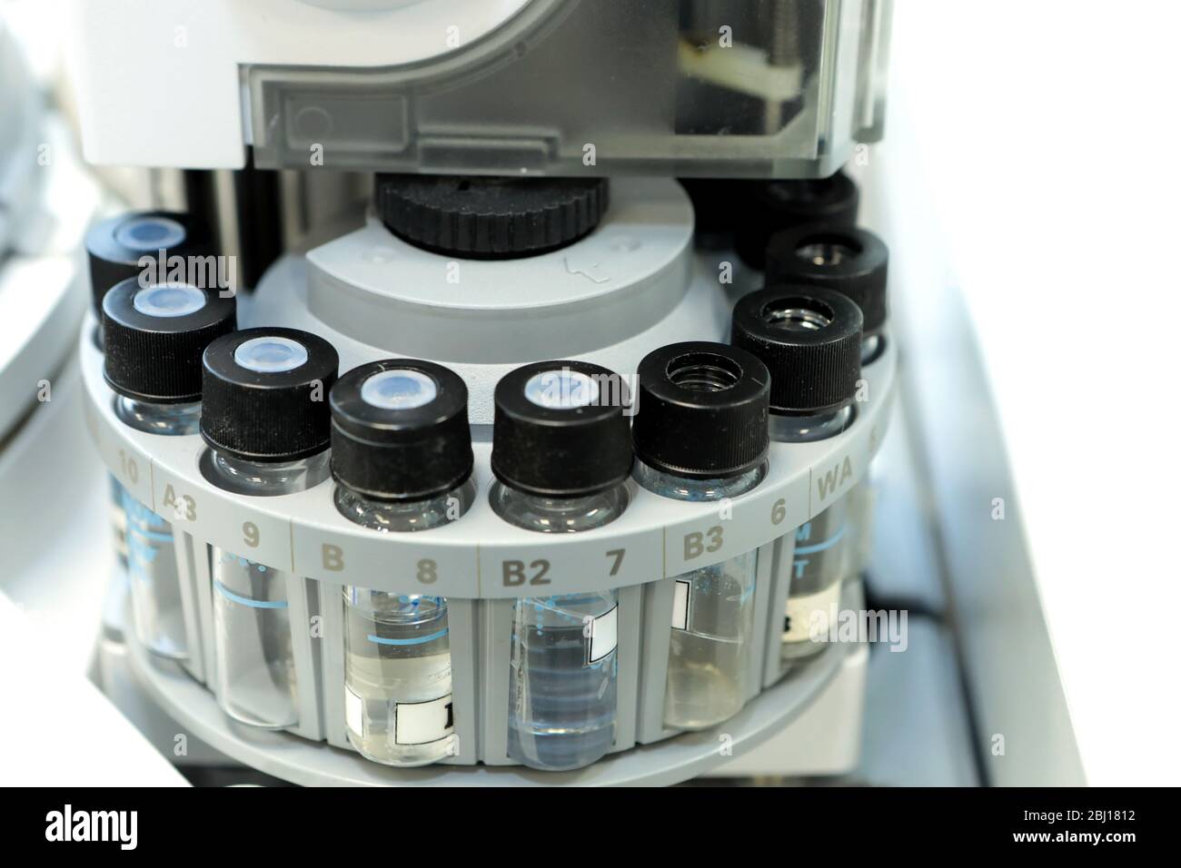 Controllo qualità laboratorio medicina. Funzionamento del cromatografo. I flaconi controllano la qualità della sospensione. Foto Stock