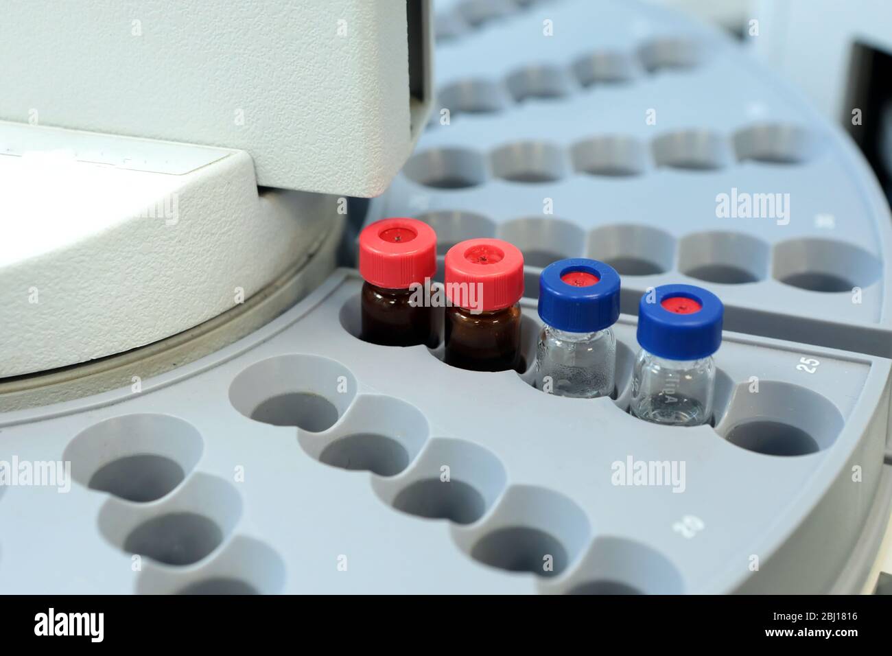 Controllo qualità laboratorio medicina. Funzionamento del cromatografo. I flaconi controllano la qualità della sospensione. Foto Stock