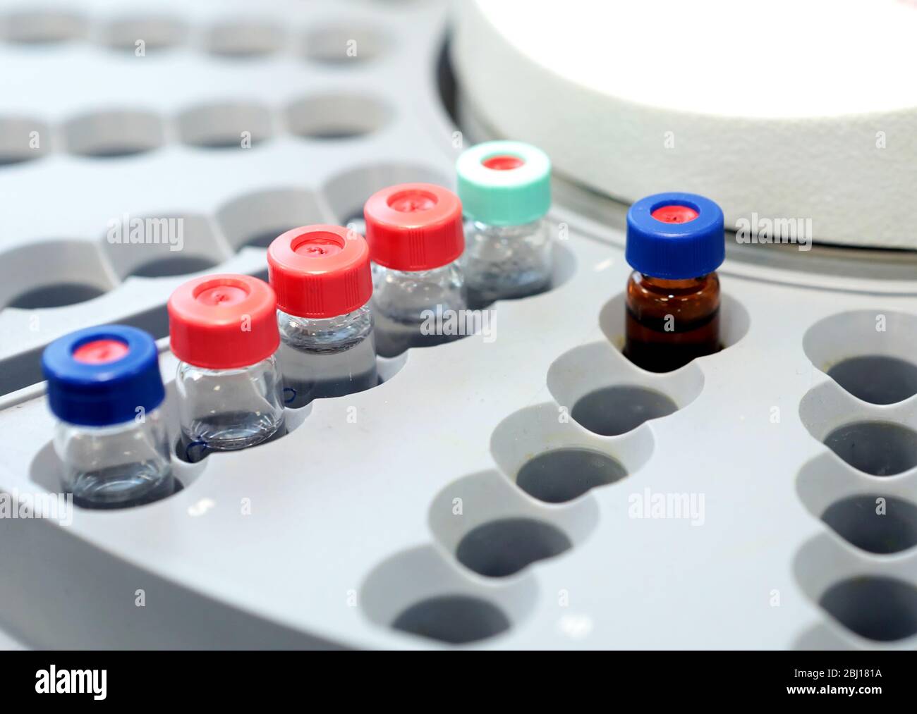 Controllo qualità laboratorio medicina. Funzionamento del cromatografo. I flaconi controllano la qualità della sospensione. Foto Stock