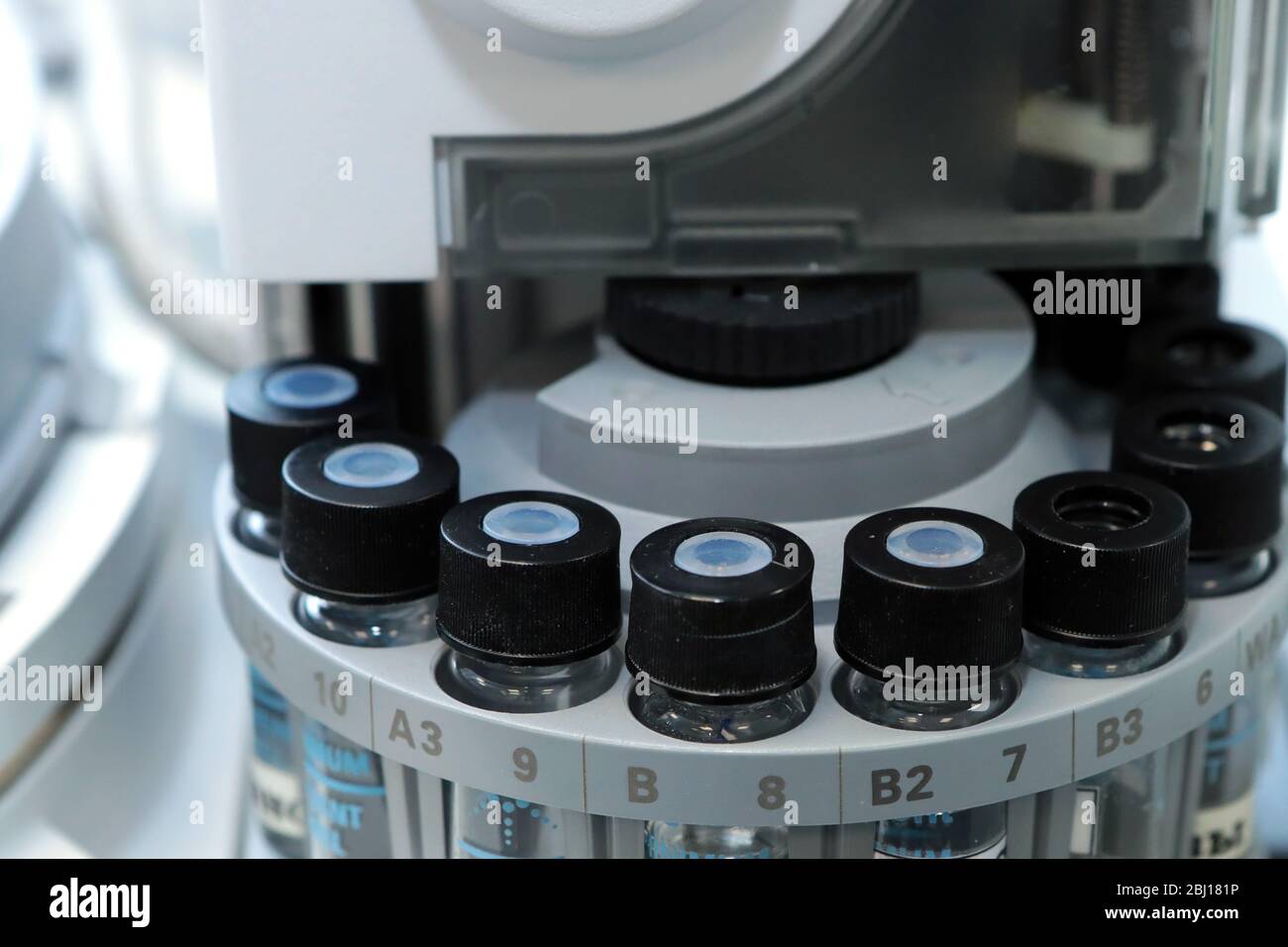 Controllo qualità laboratorio medicina. Funzionamento del cromatografo. I flaconi controllano la qualità della sospensione. Foto Stock