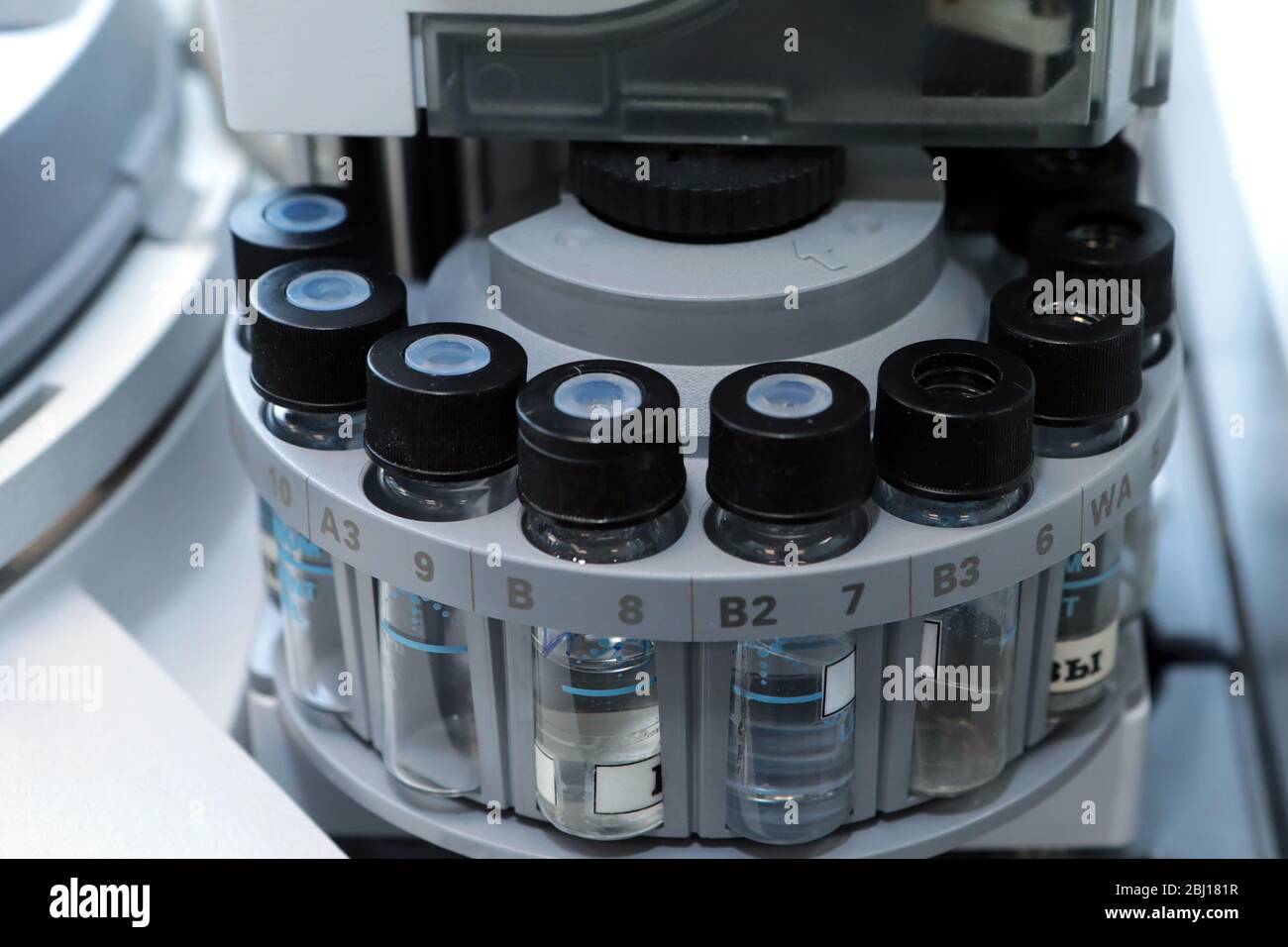 Controllo qualità laboratorio medicina. Funzionamento del cromatografo. I flaconi controllano la qualità della sospensione. Foto Stock