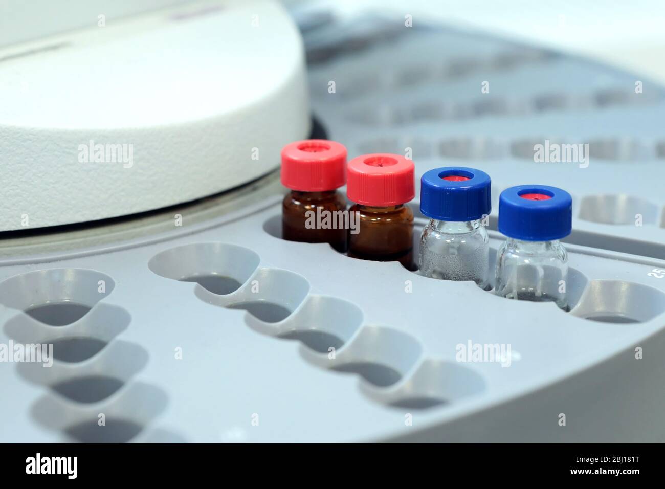 Controllo qualità laboratorio medicina. Funzionamento del cromatografo. I flaconi controllano la qualità della sospensione. Foto Stock