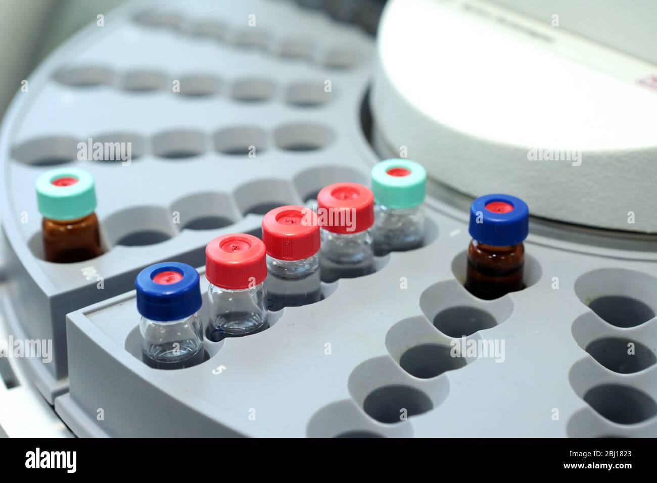 Controllo qualità laboratorio medicina. Funzionamento del cromatografo. I flaconi controllano la qualità della sospensione. Foto Stock