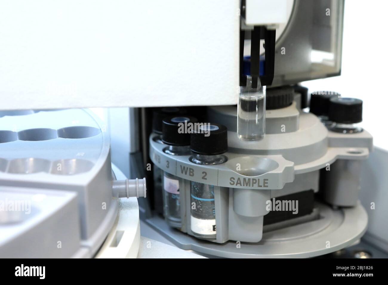 Controllo qualità laboratorio medicina. Funzionamento del cromatografo. I flaconi controllano la qualità della sospensione. Foto Stock