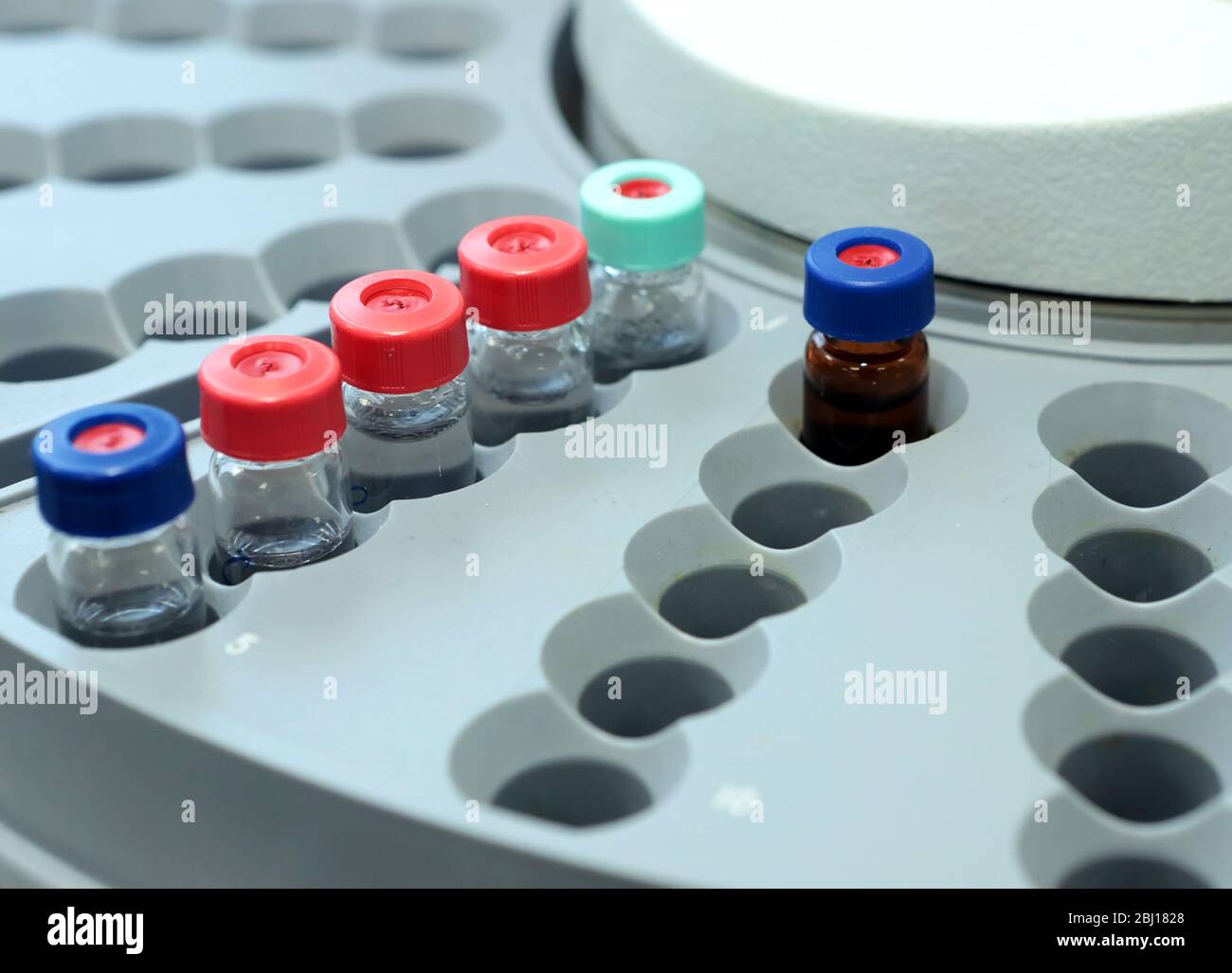 Controllo qualità laboratorio medicina. Funzionamento del cromatografo. I flaconi controllano la qualità della sospensione. Foto Stock