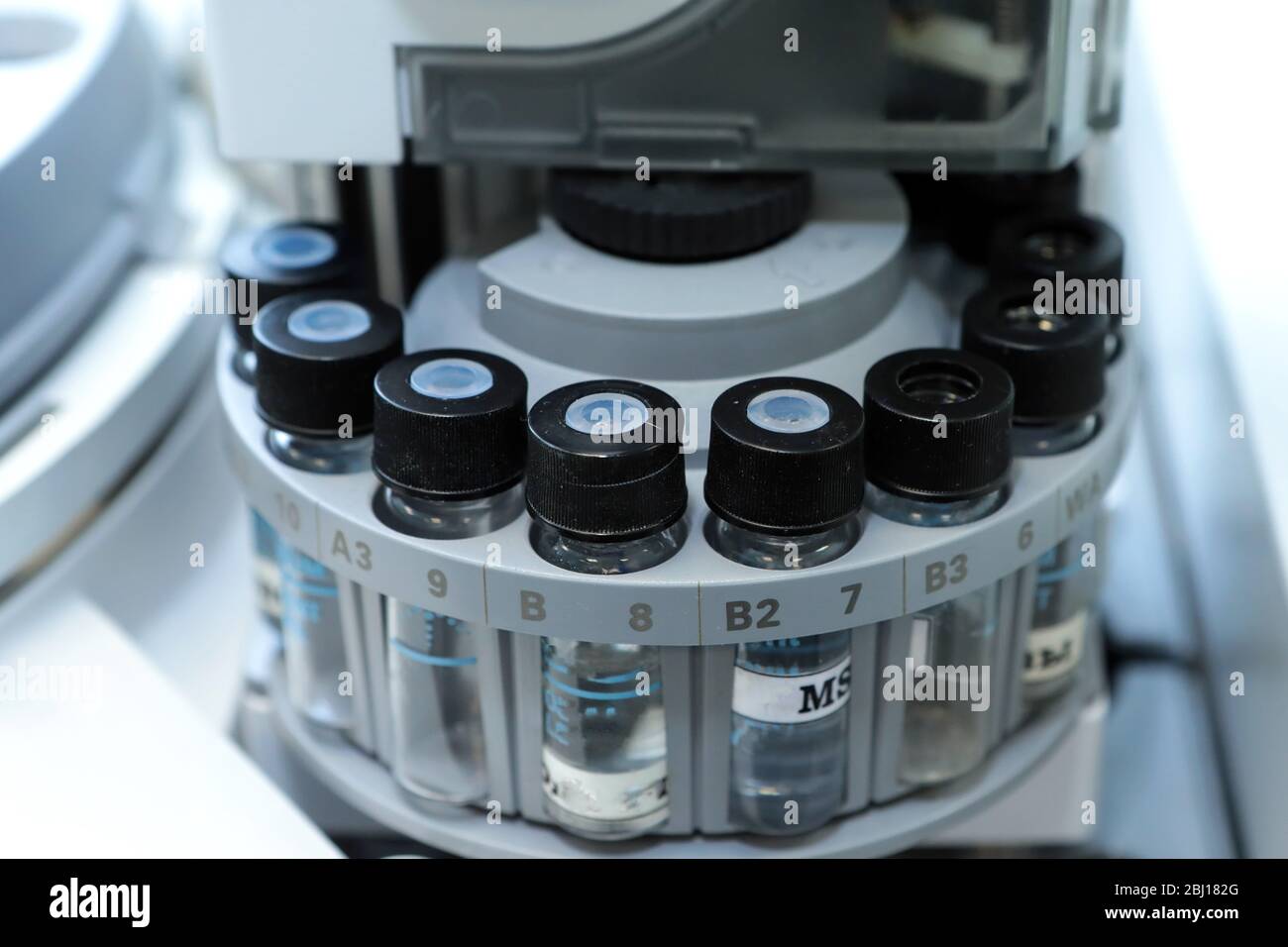 Controllo qualità laboratorio medicina. Funzionamento del cromatografo. I flaconi controllano la qualità della sospensione. Foto Stock
